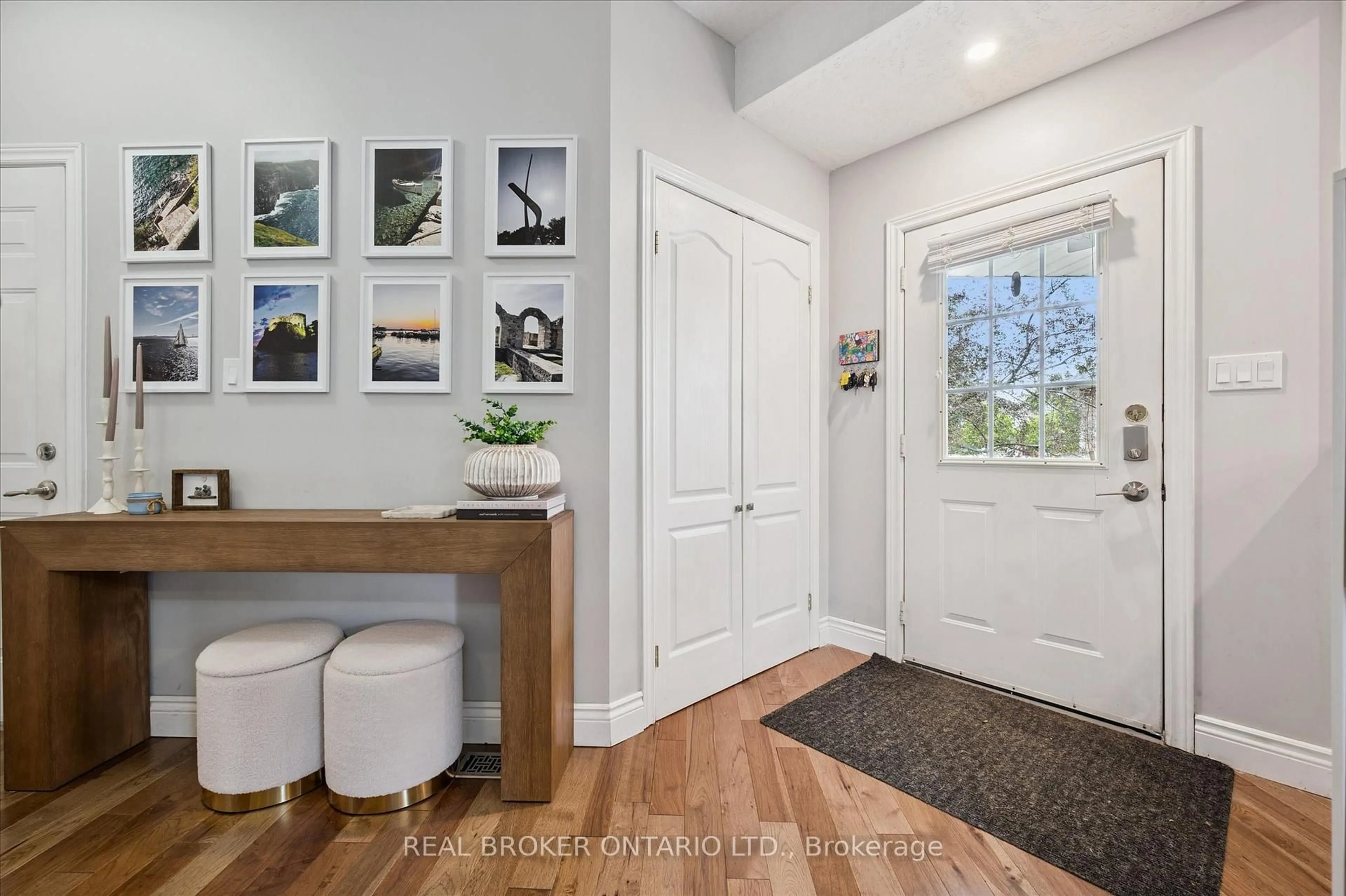 Indoor entryway for 18 Pearwood Crt, Kitchener Ontario N2P 2L1