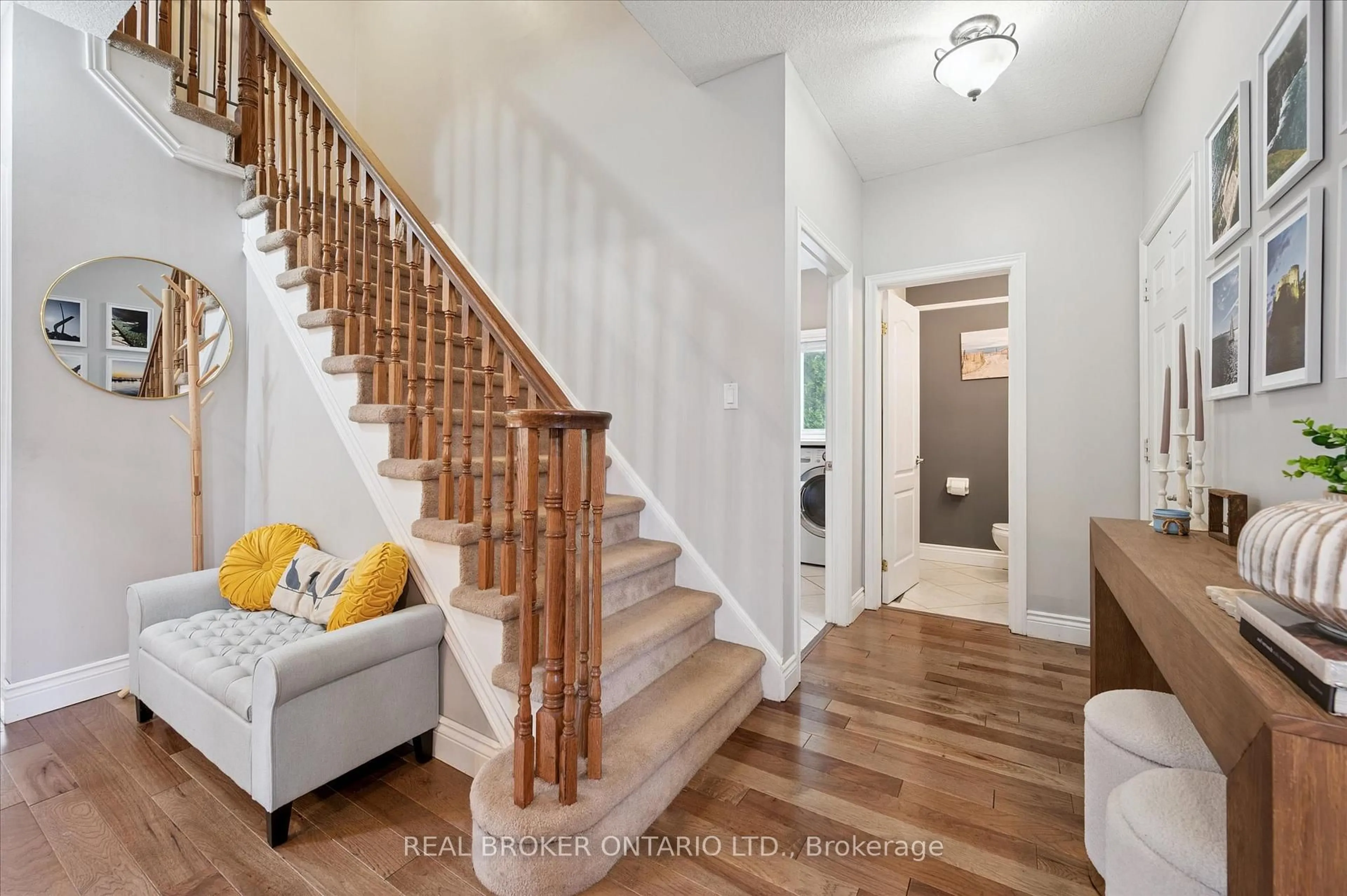 Indoor entryway for 18 Pearwood Crt, Kitchener Ontario N2P 2L1