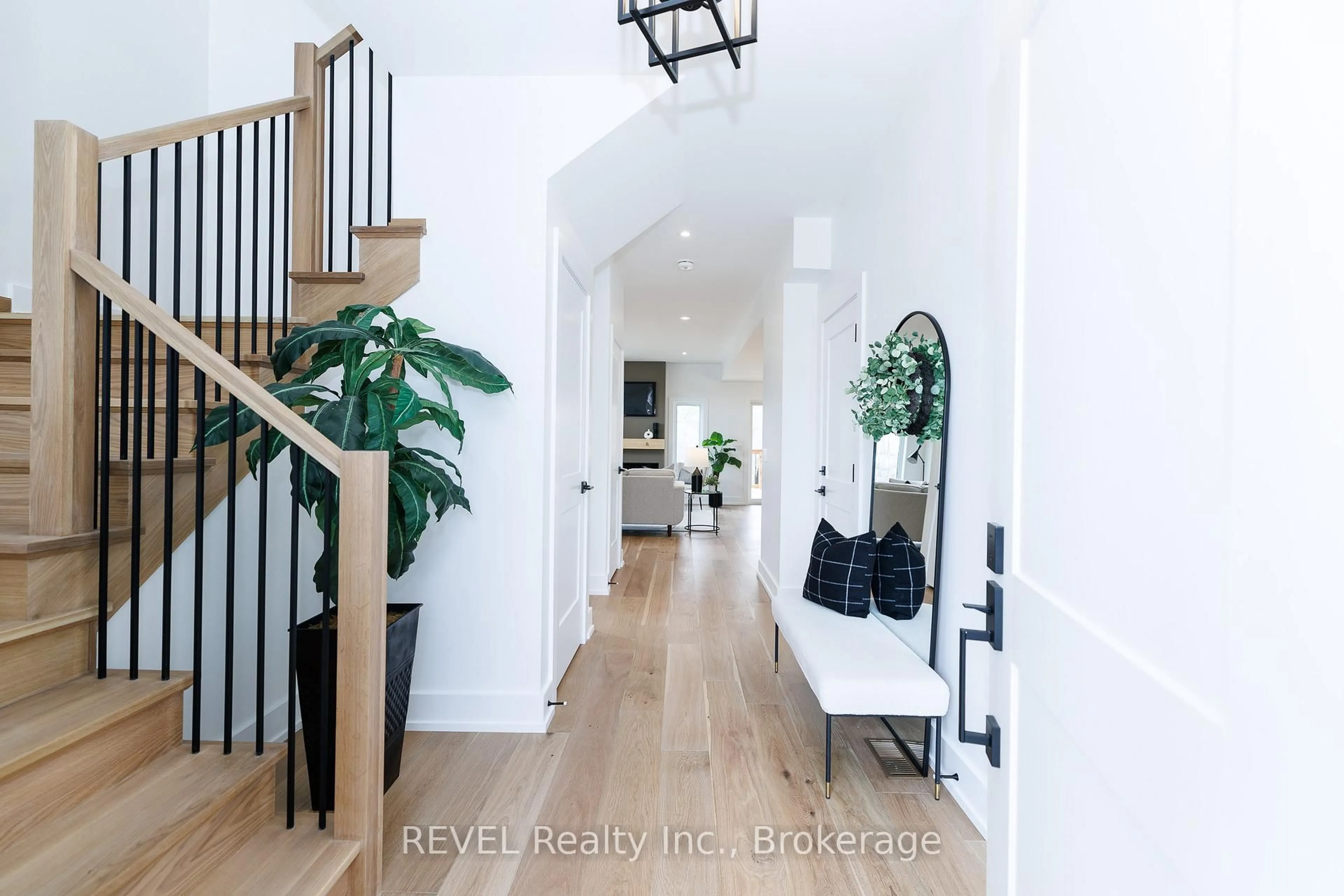 Indoor entryway for 1129 Dipietro St, Fort Erie Ontario L2A 4J4