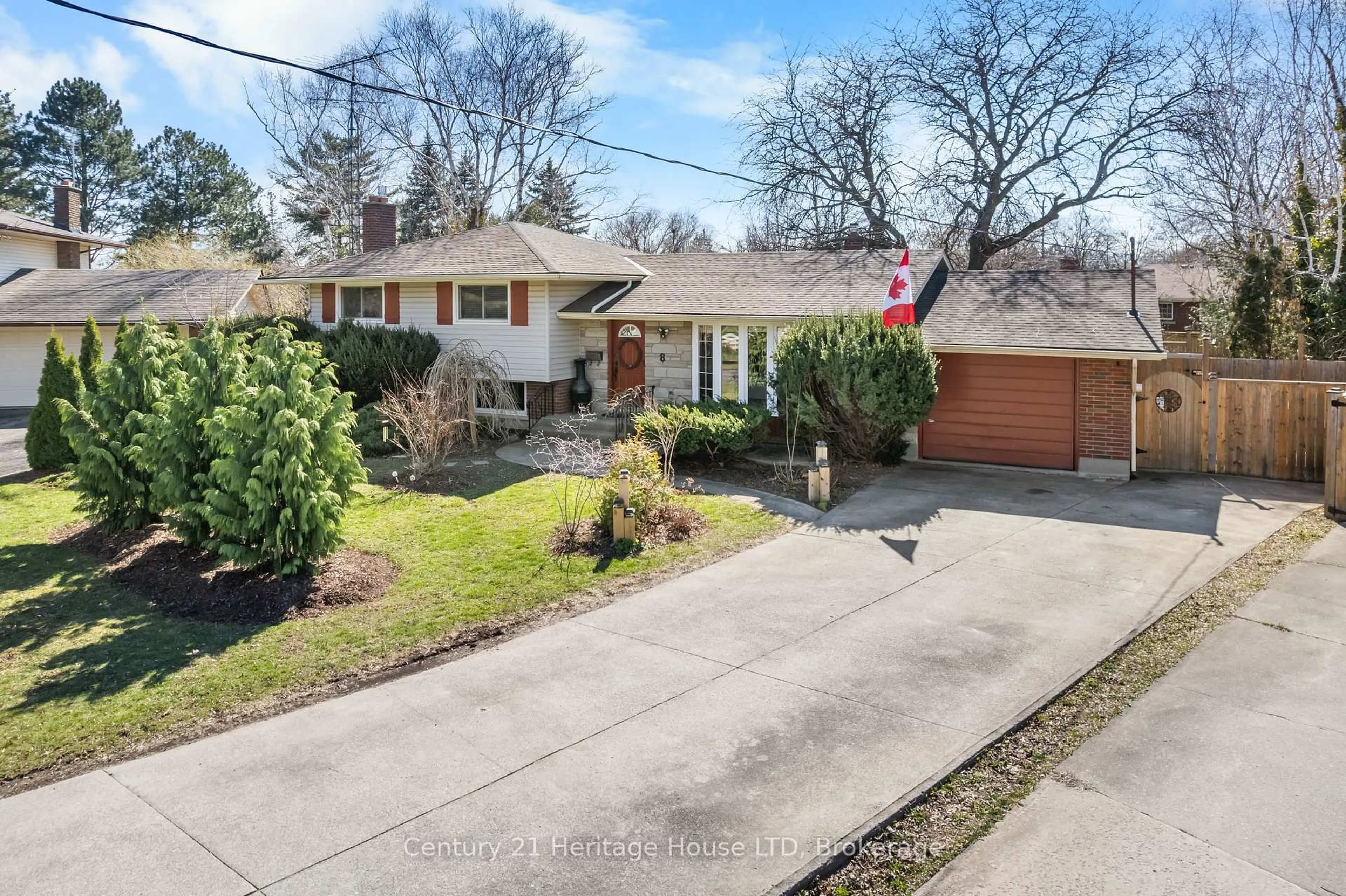 A pic from outside/outdoor area/front of a property/back of a property/a pic from drone, street for 8 Saturn Crt, St. Catharines Ontario L2M 2T1