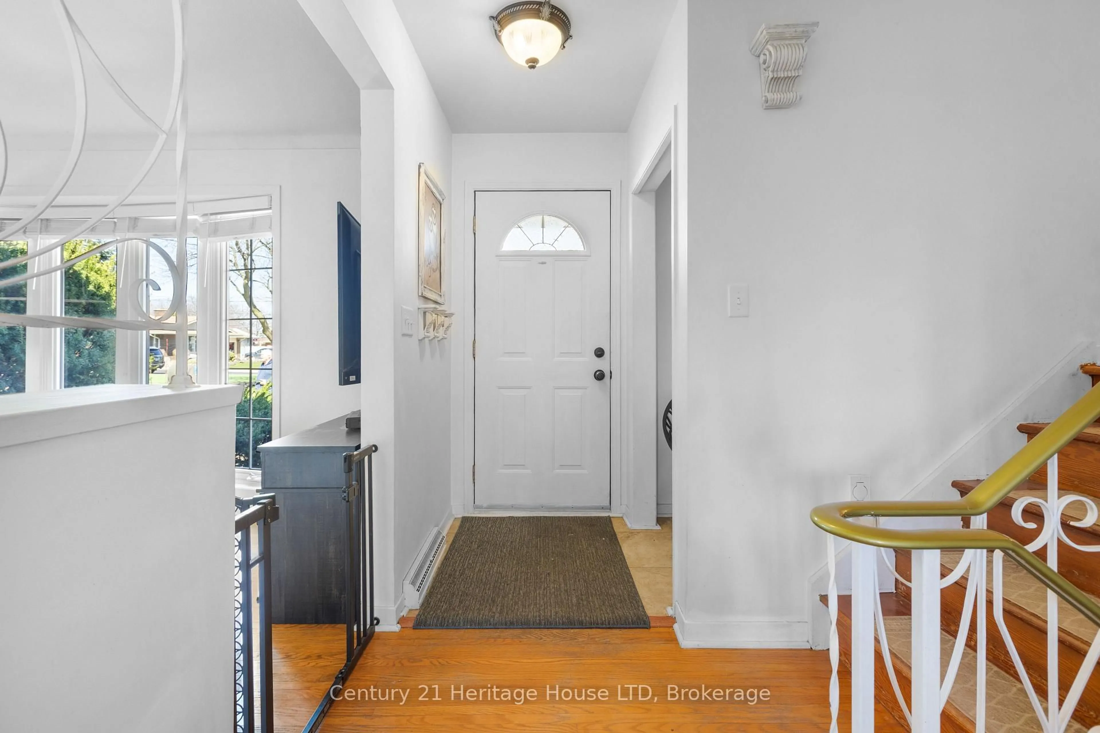 Indoor entryway for 8 Saturn Crt, St. Catharines Ontario L2M 2T1