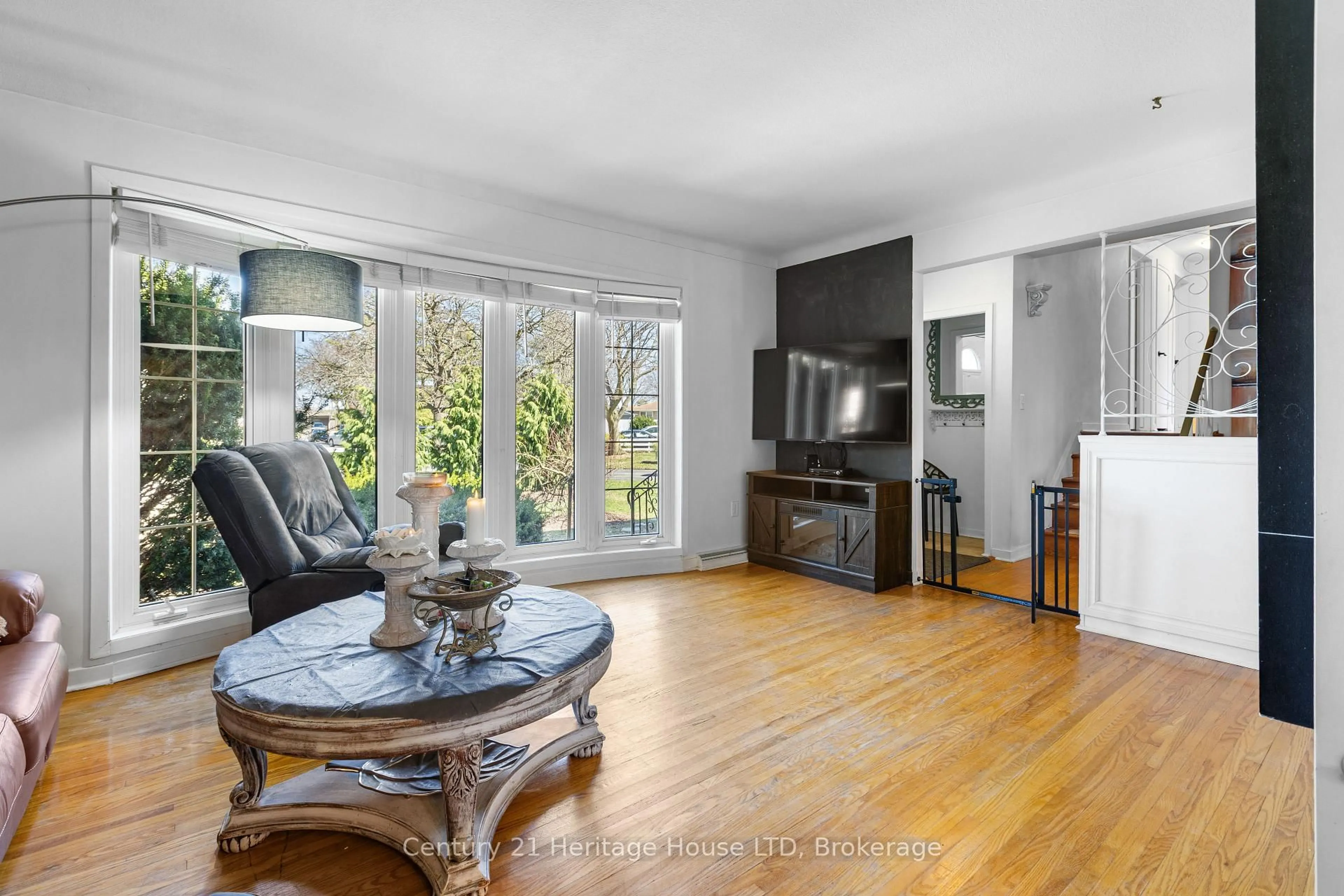 Living room with furniture, unknown for 8 Saturn Crt, St. Catharines Ontario L2M 2T1