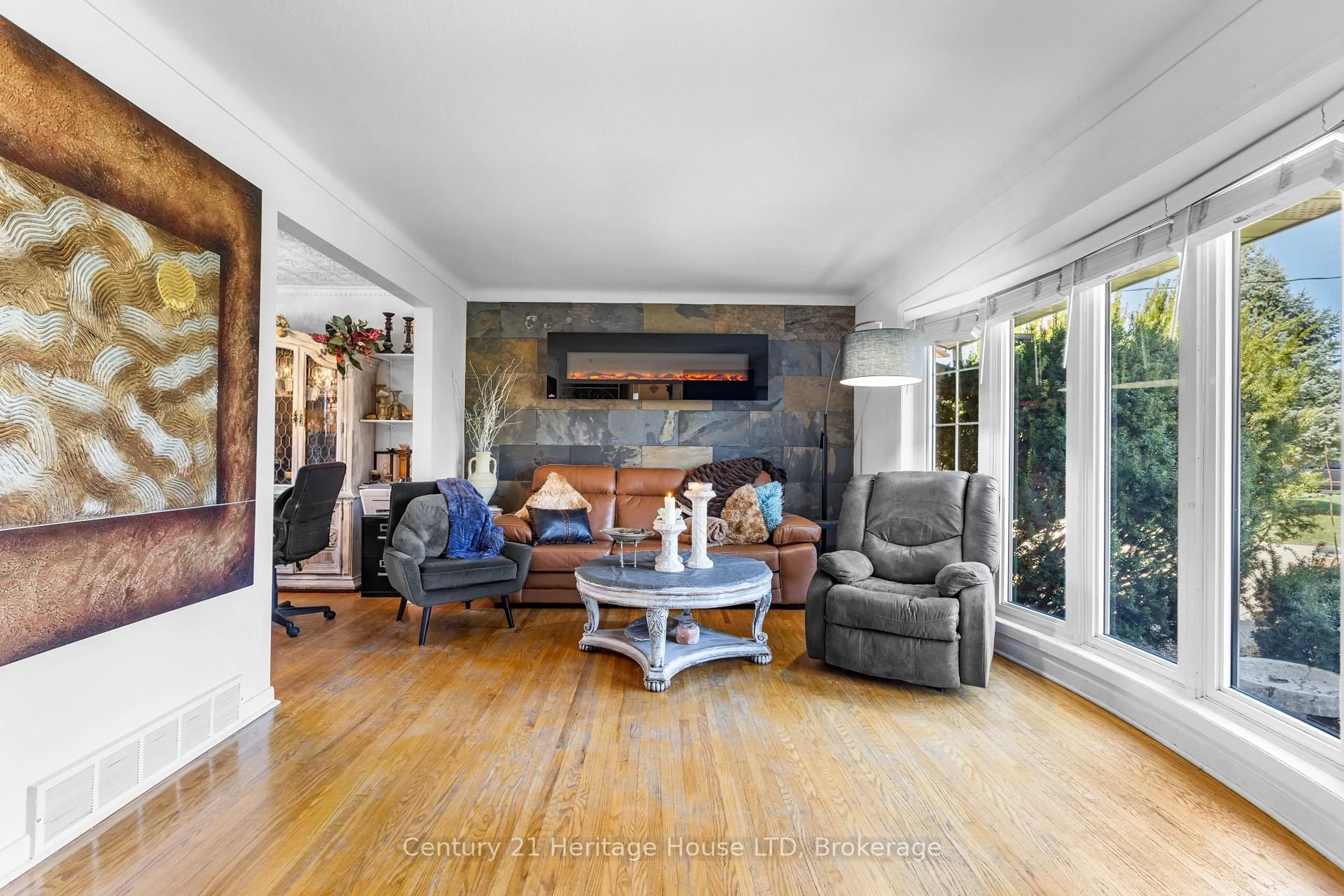 Living room with furniture, unknown for 8 Saturn Crt, St. Catharines Ontario L2M 2T1