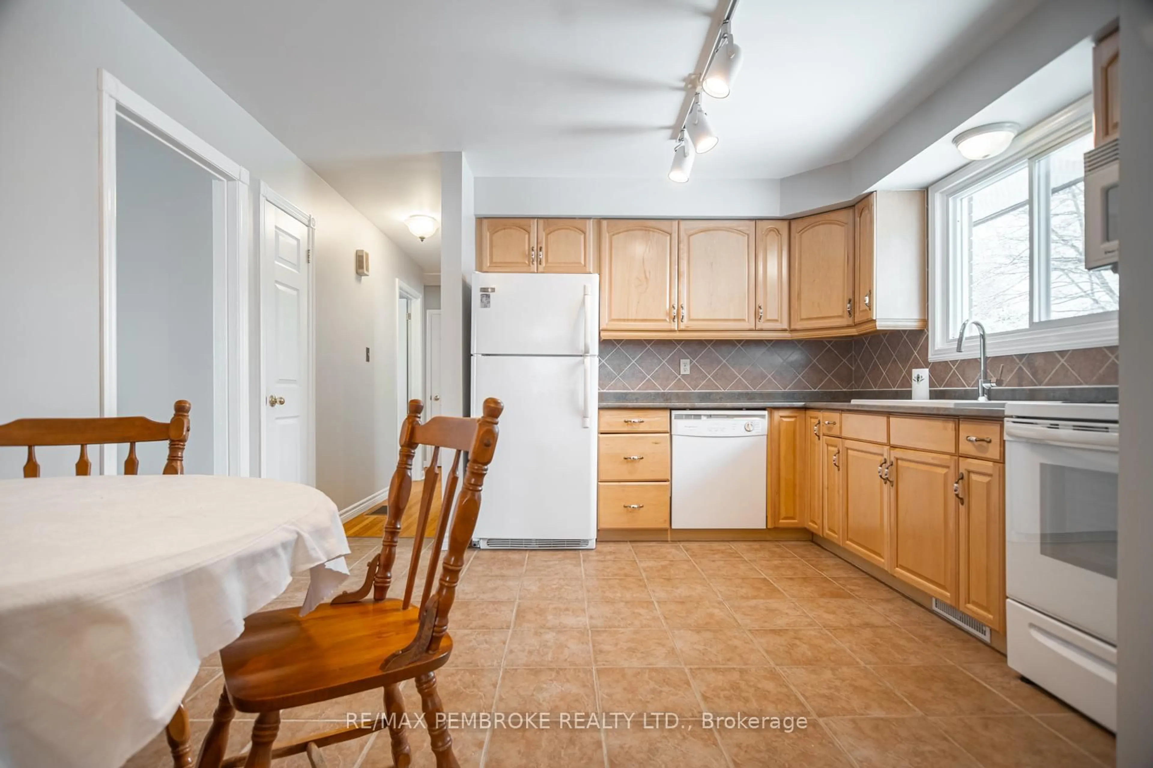 Standard kitchen, unknown for 395 Chamberlain St, Pembroke Ontario K8A 2N3