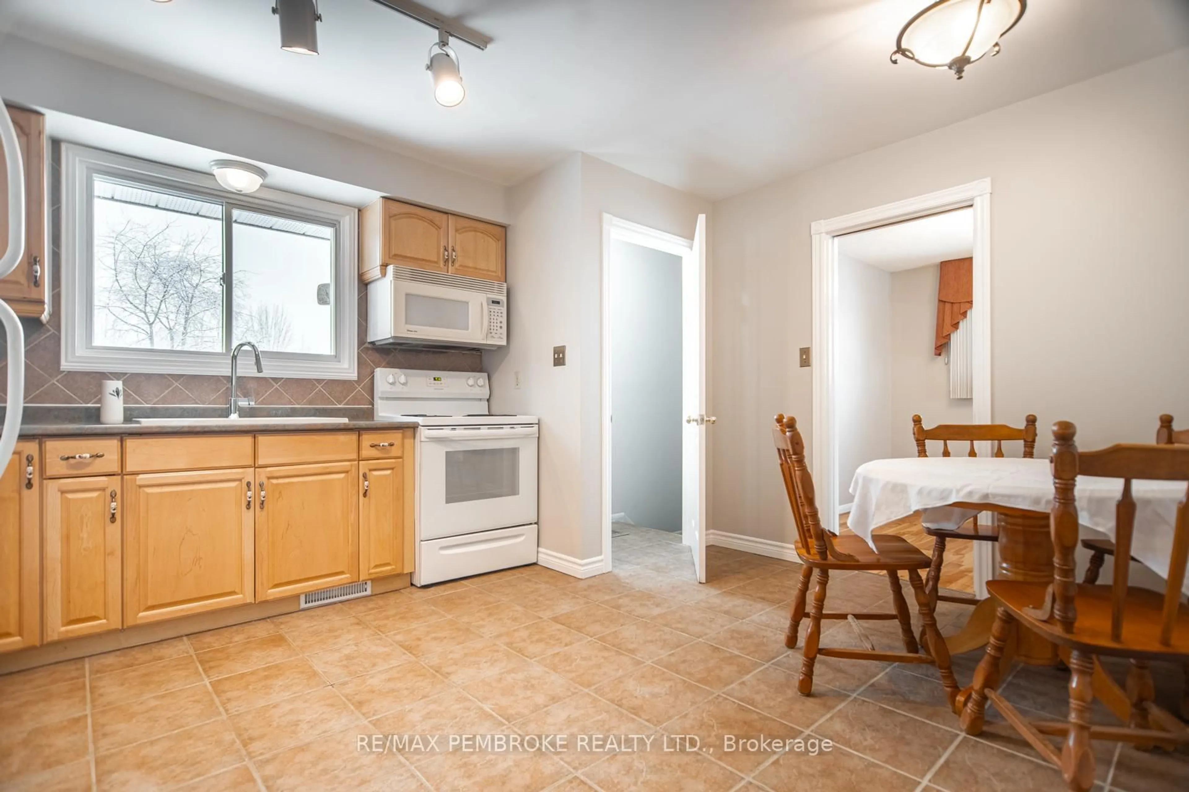 Standard kitchen, ceramic/tile floor for 395 Chamberlain St, Pembroke Ontario K8A 2N3