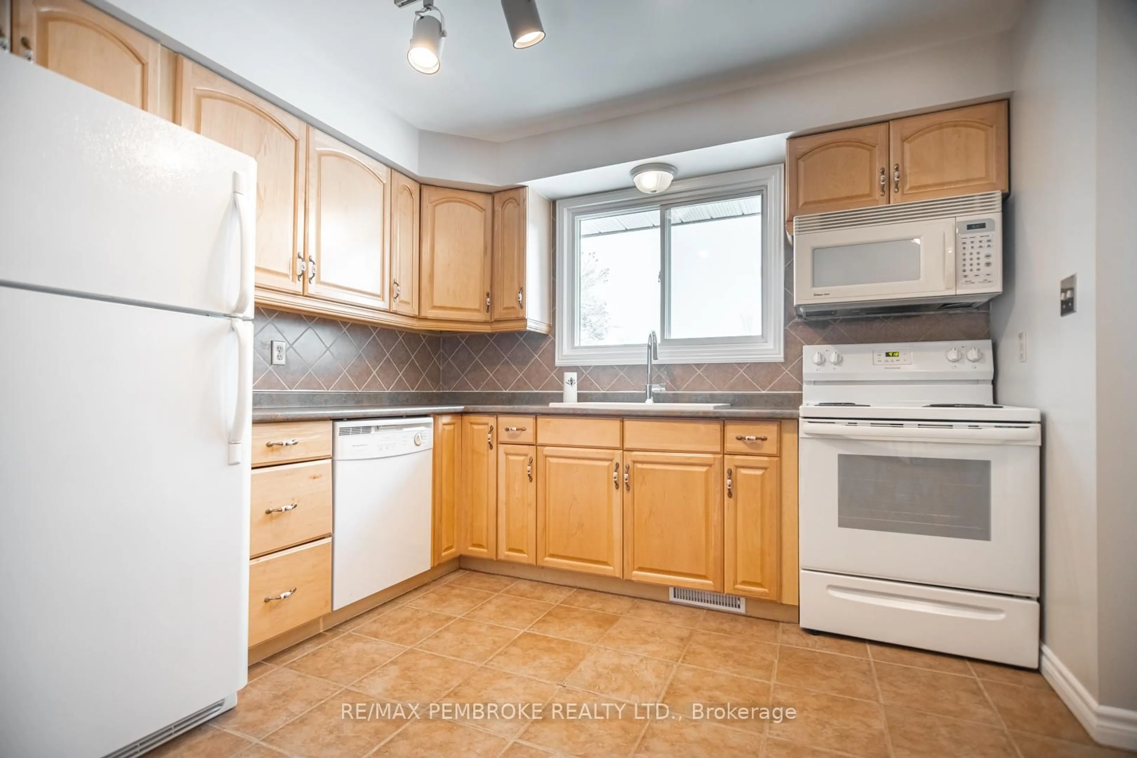 Standard kitchen, unknown for 395 Chamberlain St, Pembroke Ontario K8A 2N3