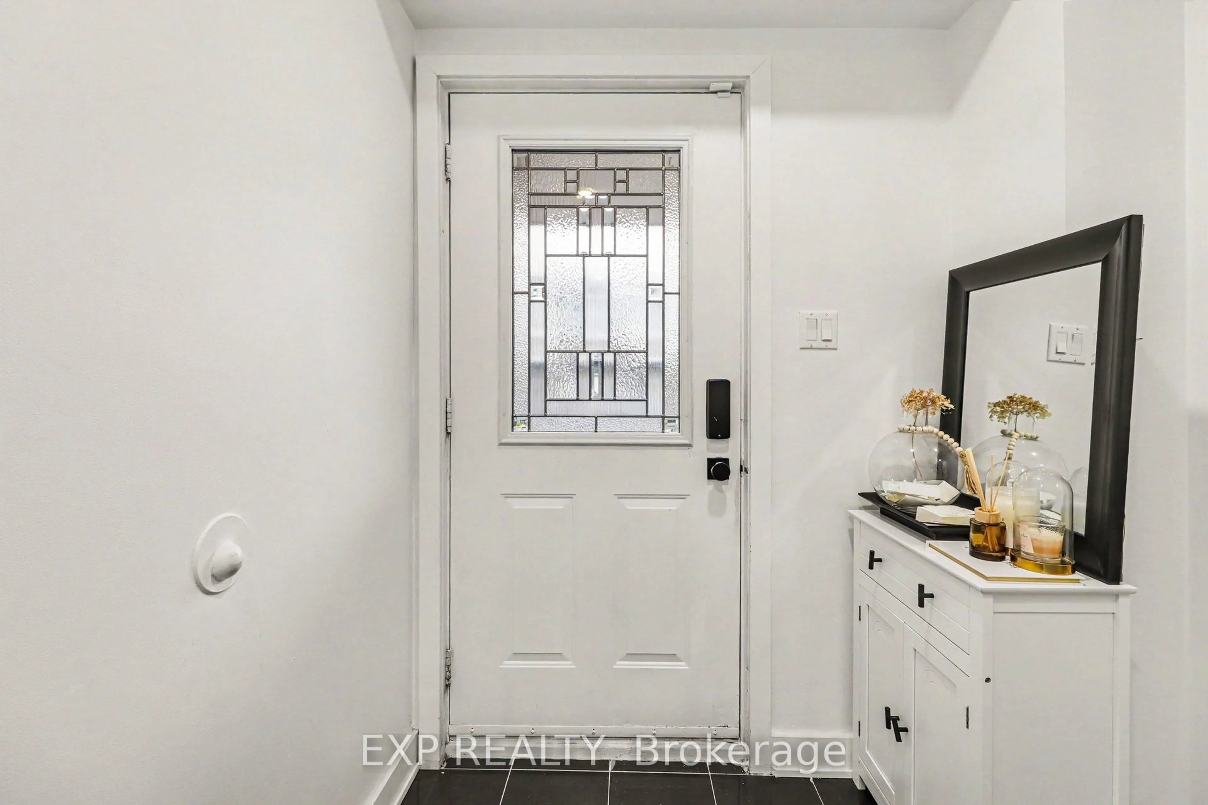 Indoor entryway for 358 VALADE Cres, Ottawa Ontario K4A 2V7