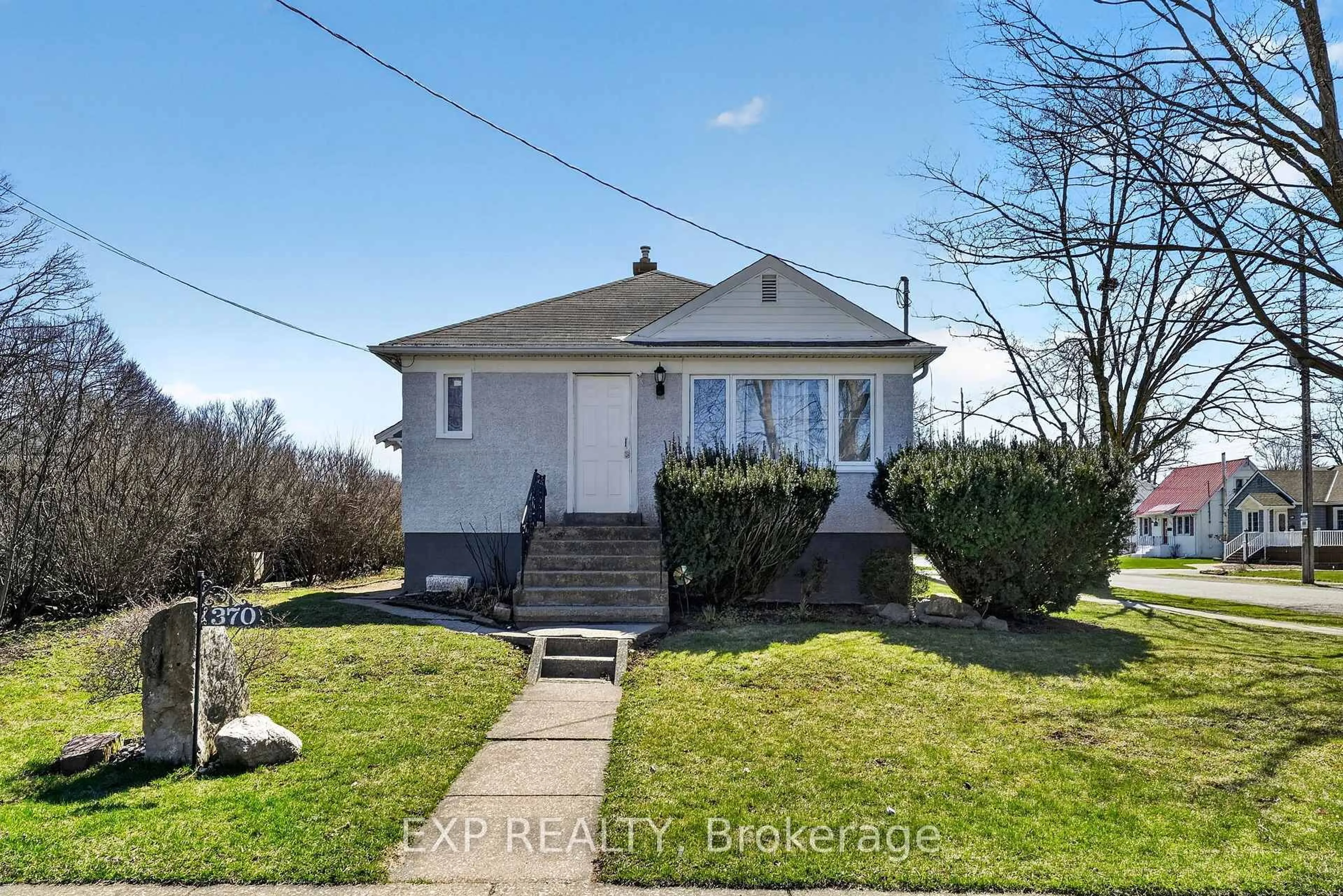 A pic from outside/outdoor area/front of a property/back of a property/a pic from drone, street for 370 Clarence St, Port Colborne Ontario L3K 3H2