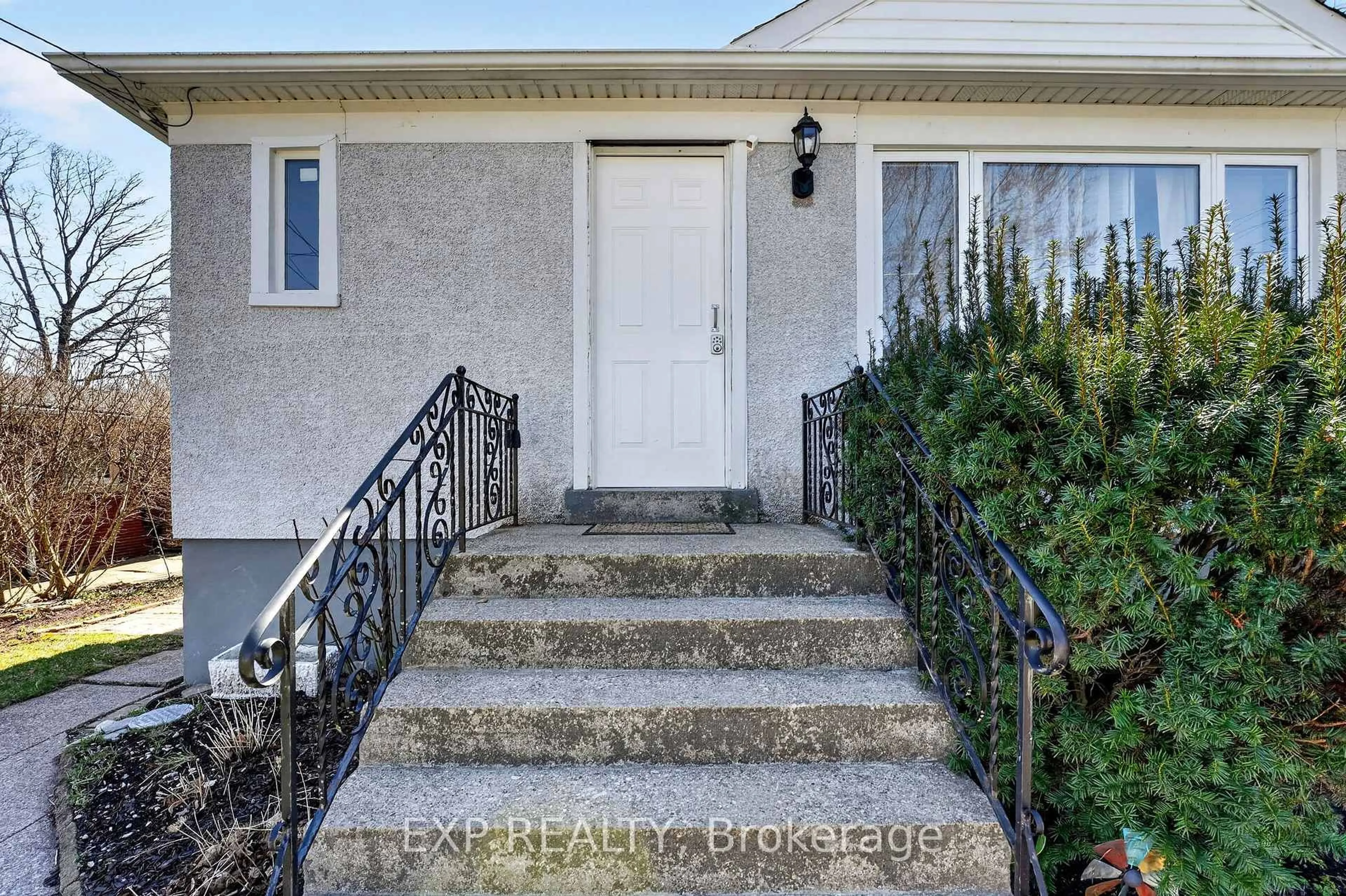 Indoor entryway for 370 Clarence St, Port Colborne Ontario L3K 3H2
