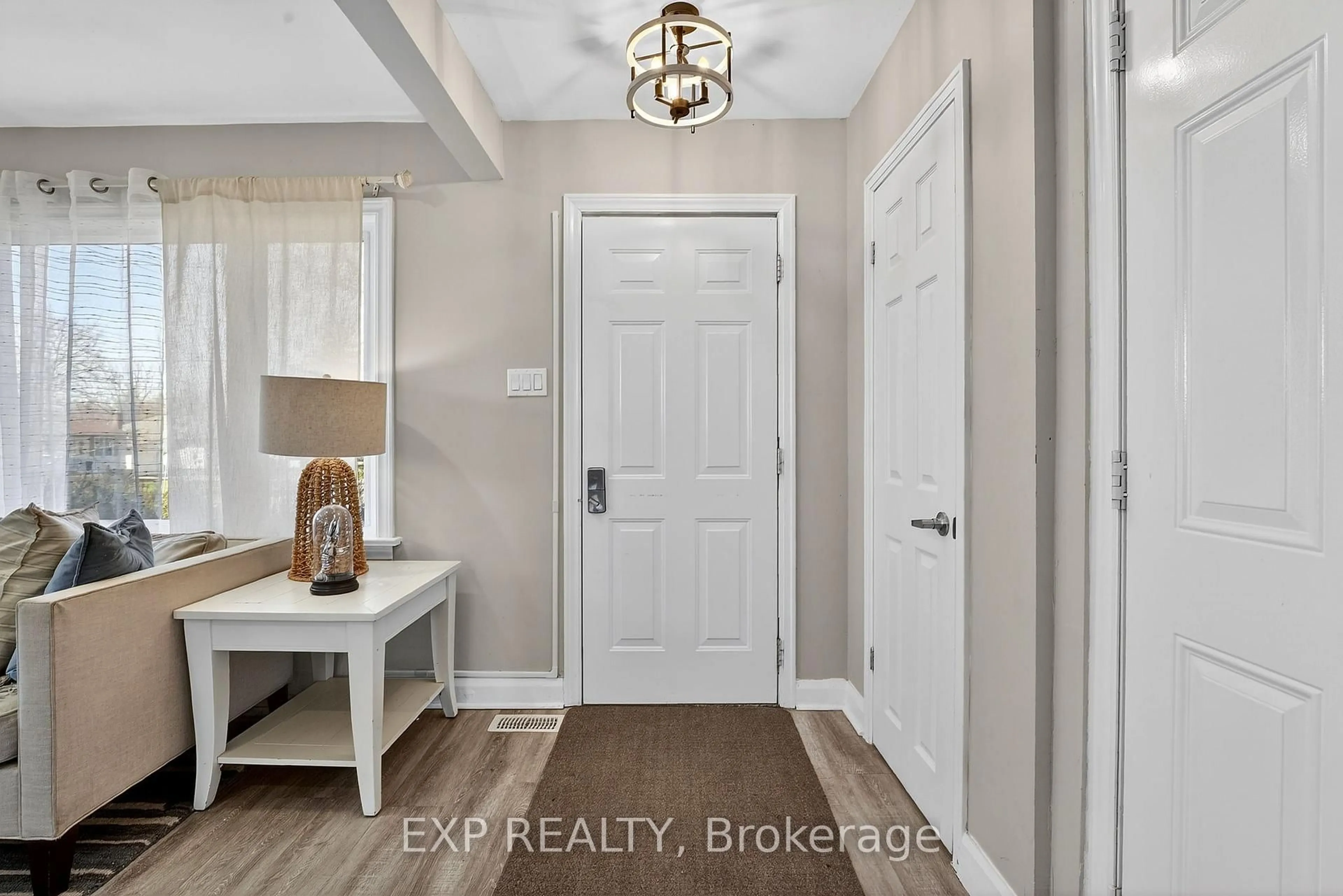 Indoor entryway for 370 Clarence St, Port Colborne Ontario L3K 3H2