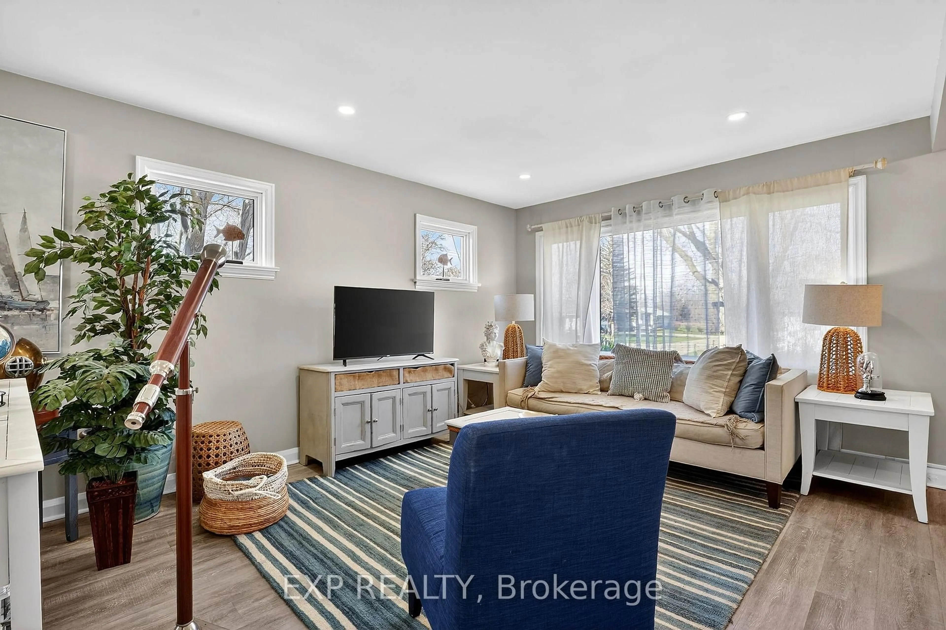 Living room with furniture, unknown for 370 Clarence St, Port Colborne Ontario L3K 3H2