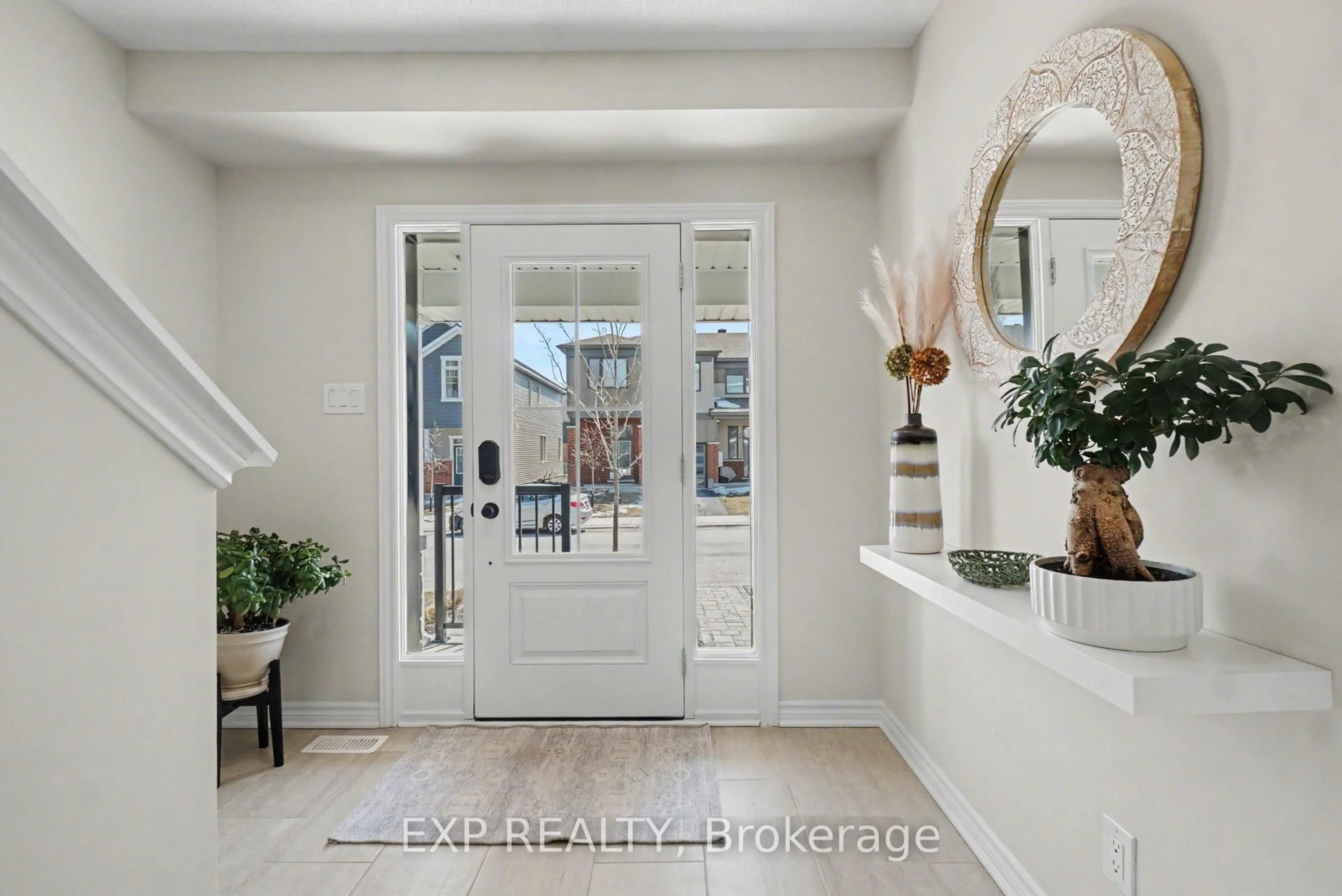 Indoor entryway for 520 Rye Grass Way, Ottawa Ontario K2J 7A1