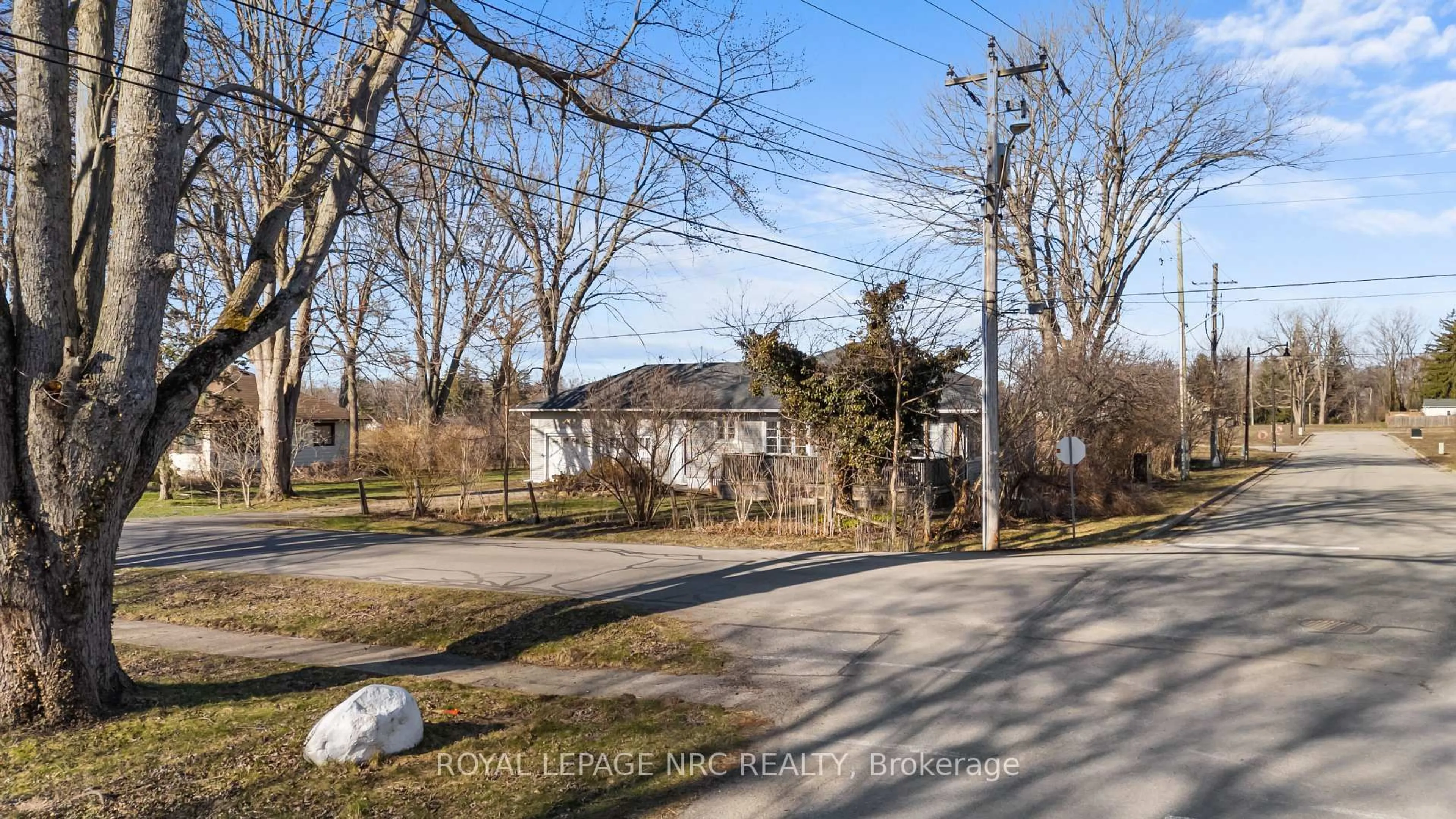 A pic from outside/outdoor area/front of a property/back of a property/a pic from drone, street for 197 Elmwood Ave, Fort Erie Ontario L0S 1B0