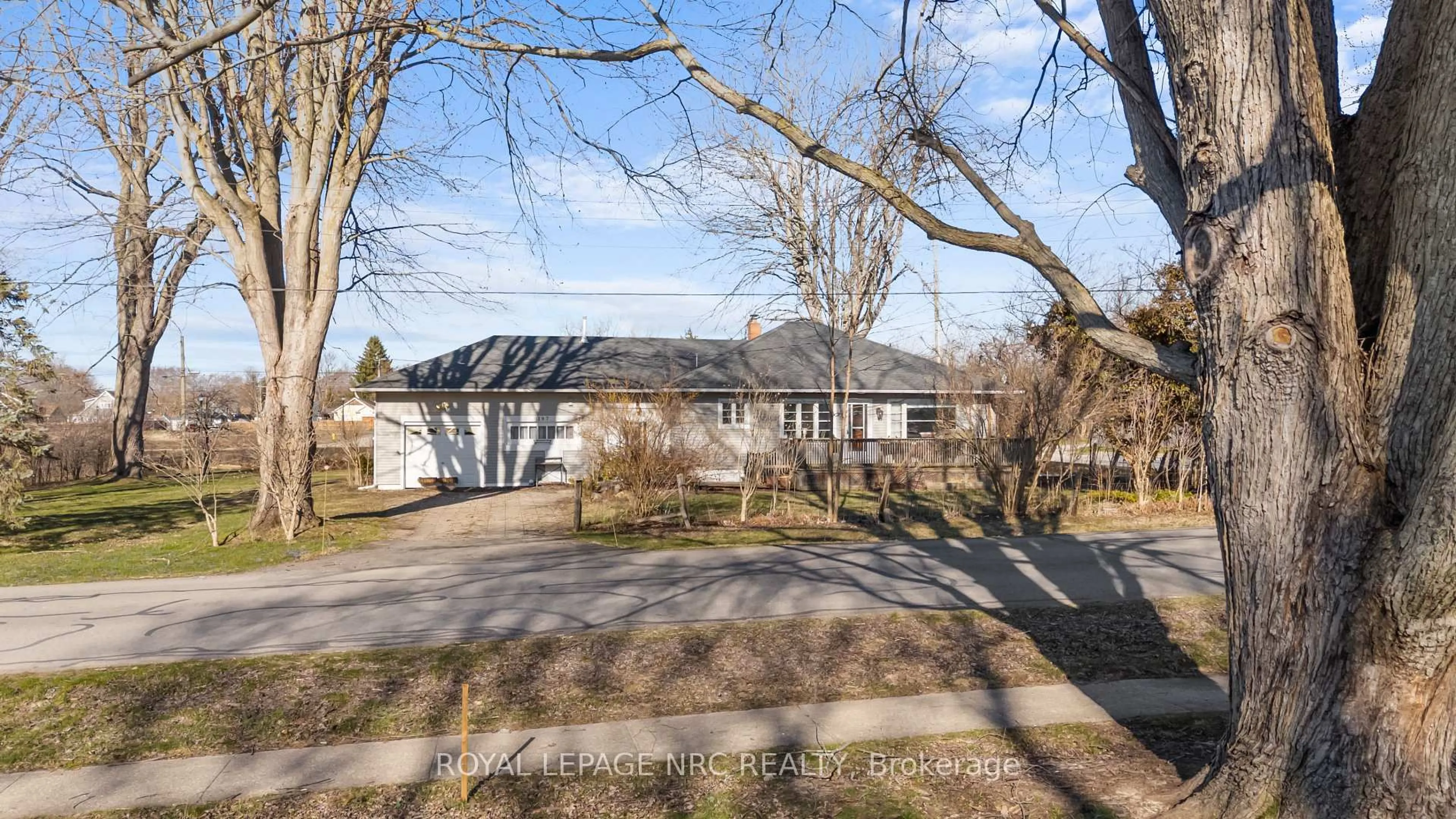 A pic from outside/outdoor area/front of a property/back of a property/a pic from drone, street for 197 Elmwood Ave, Fort Erie Ontario L0S 1B0