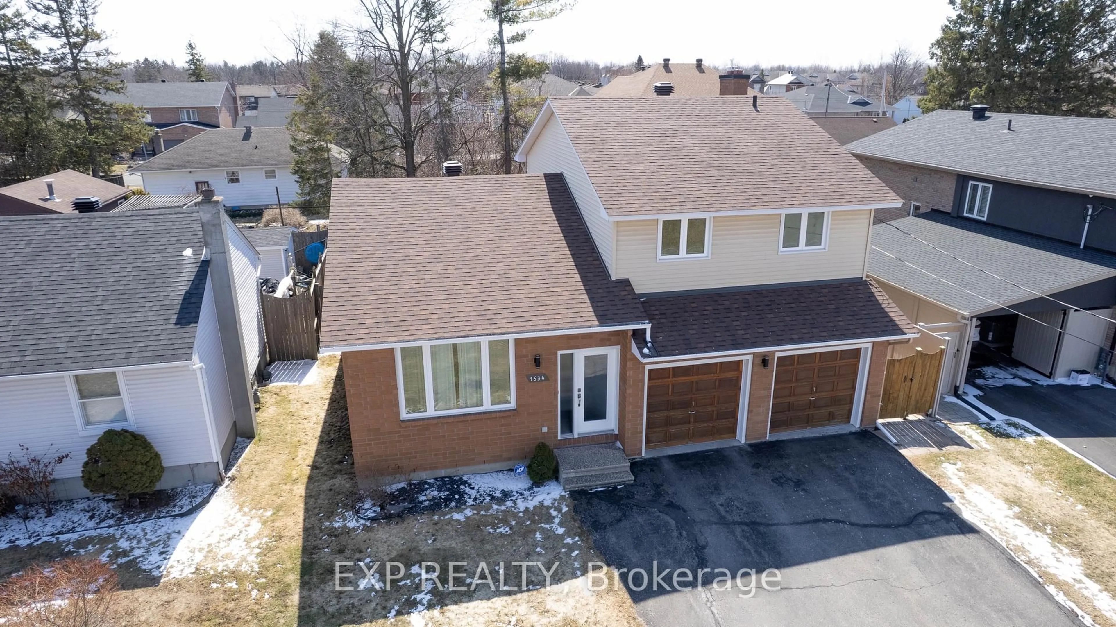 A pic from outside/outdoor area/front of a property/back of a property/a pic from drone, street for 1534 Rosebella Ave, Ottawa Ontario K1T 1E8