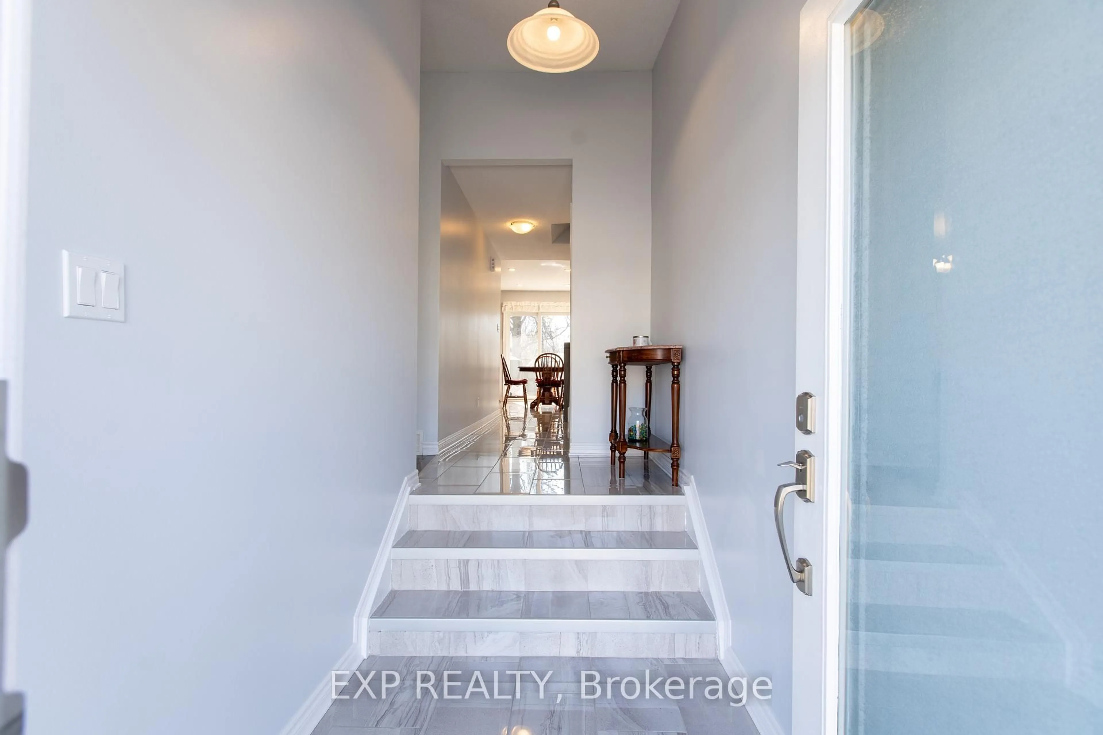 Indoor entryway for 1534 Rosebella Ave, Ottawa Ontario K1T 1E8
