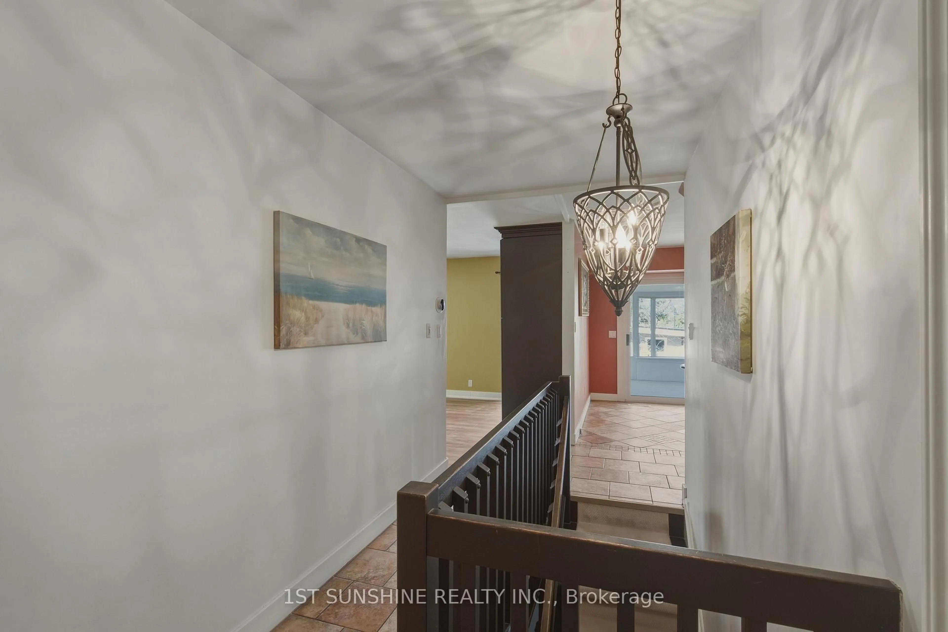 Indoor entryway for 22 Westaway Pl, Hamilton Ontario L9C 2G1