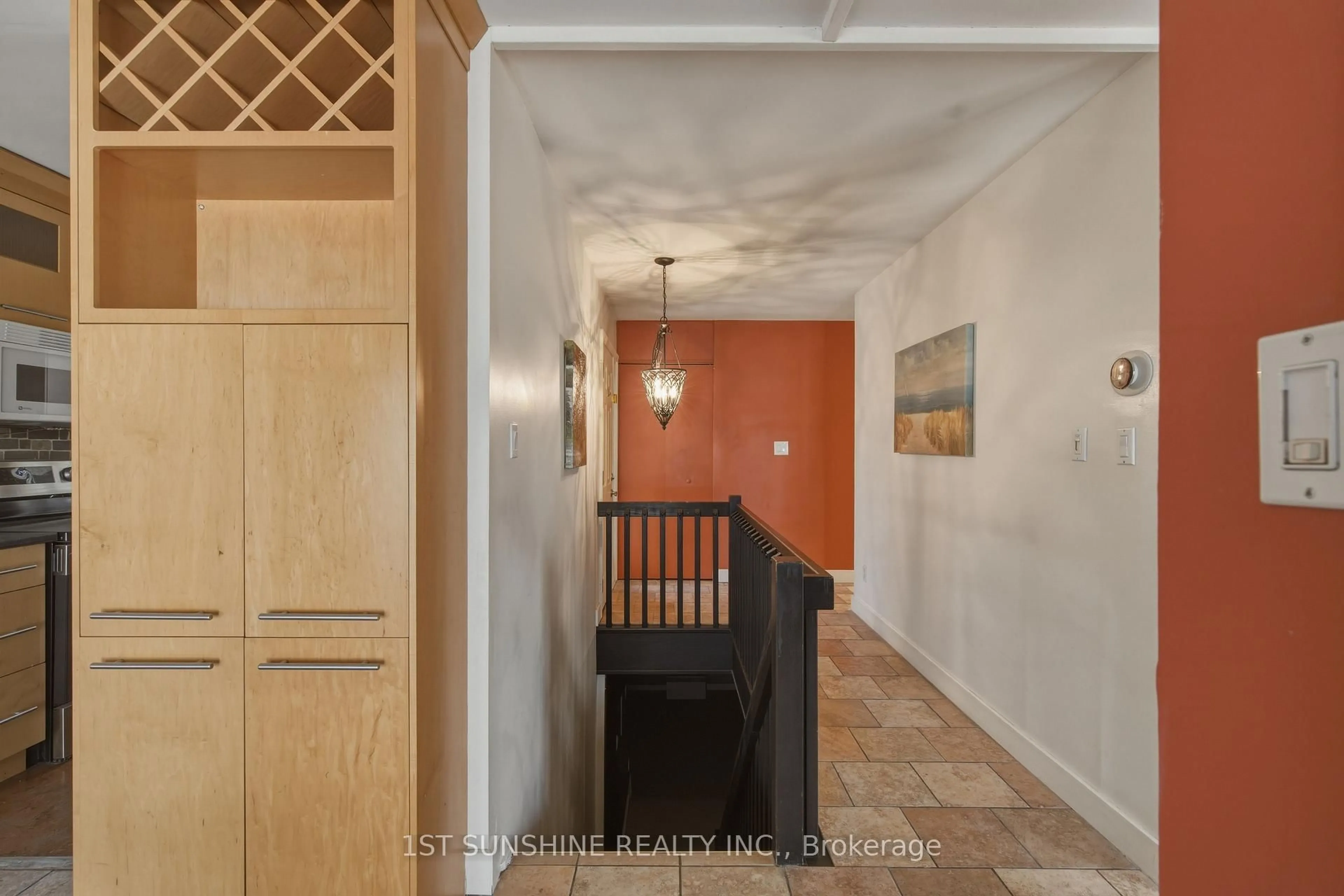 Indoor entryway for 22 Westaway Pl, Hamilton Ontario L9C 2G1