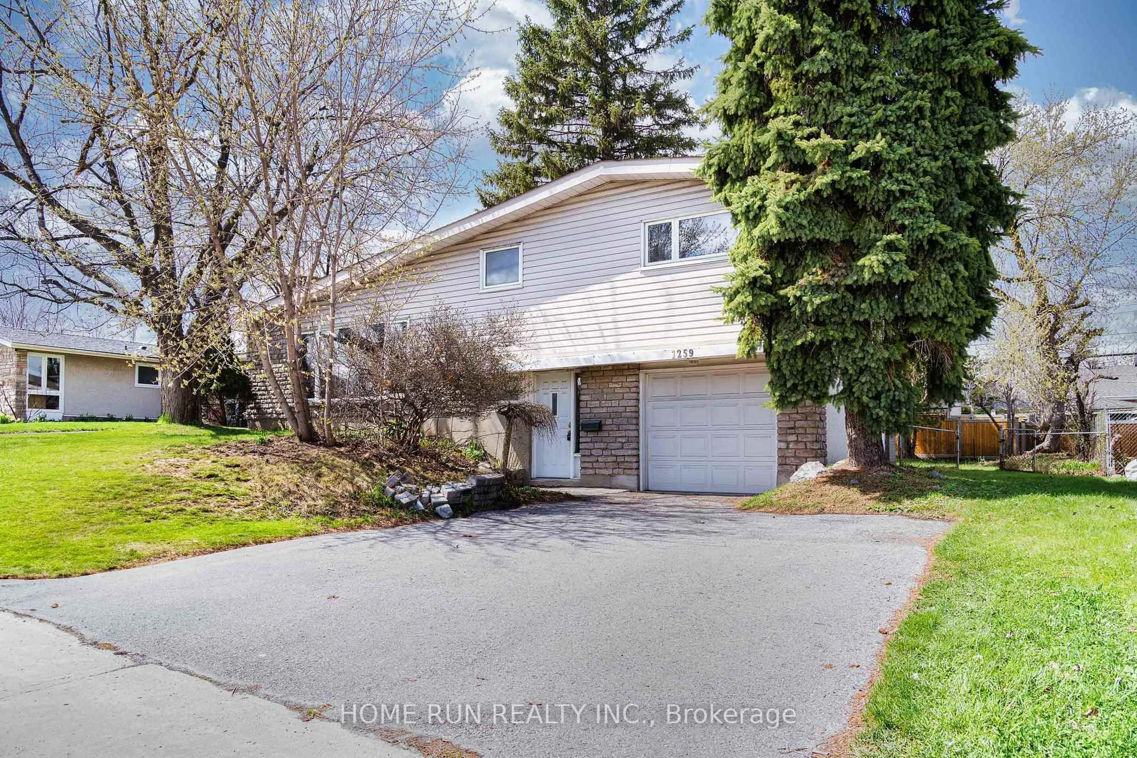 A pic from outside/outdoor area/front of a property/back of a property/a pic from drone, street for 1259 Meadowlands Dr, Ottawa Ontario K2E 6K4