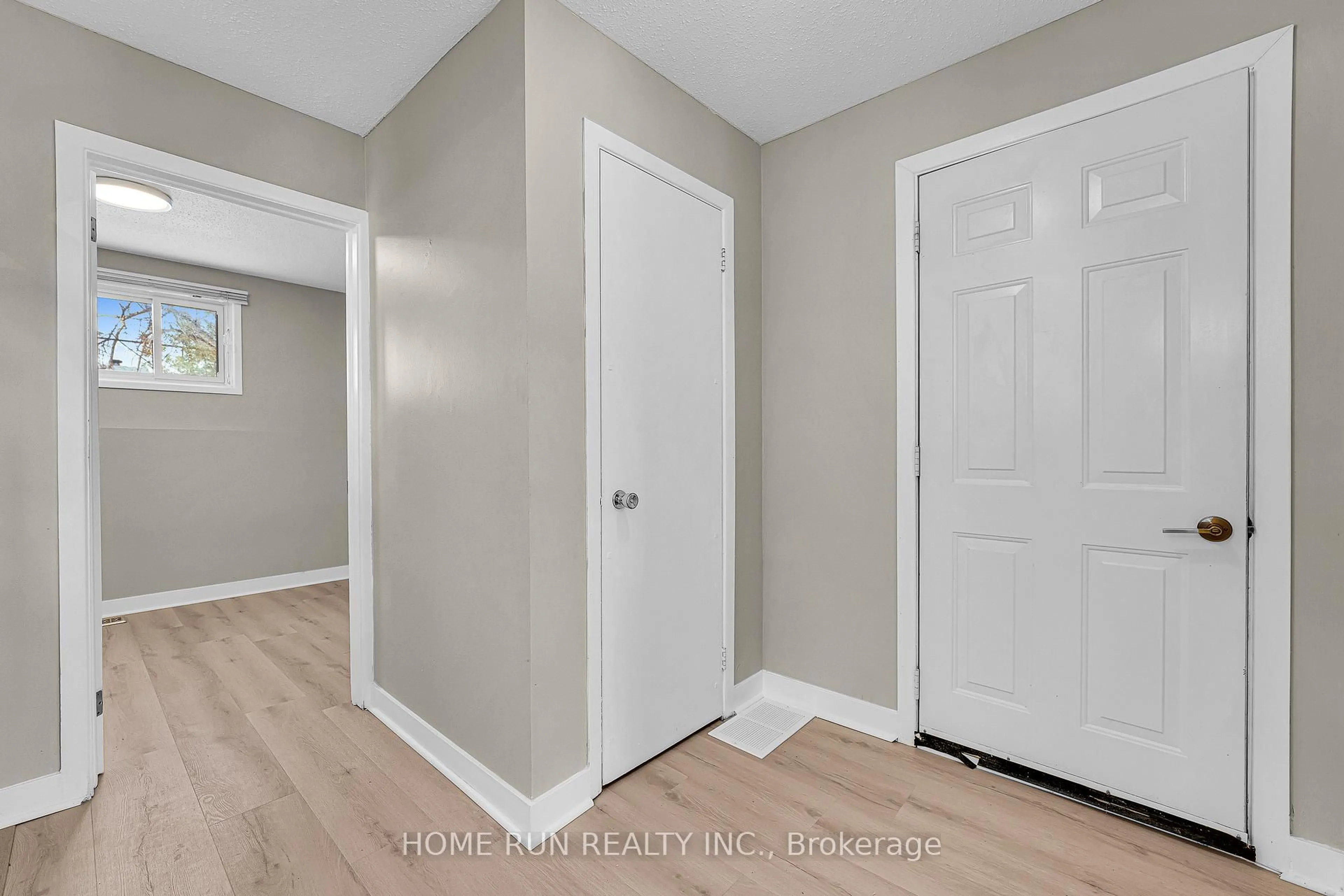 Indoor entryway for 1259 Meadowlands Dr, Ottawa Ontario K2E 6K4