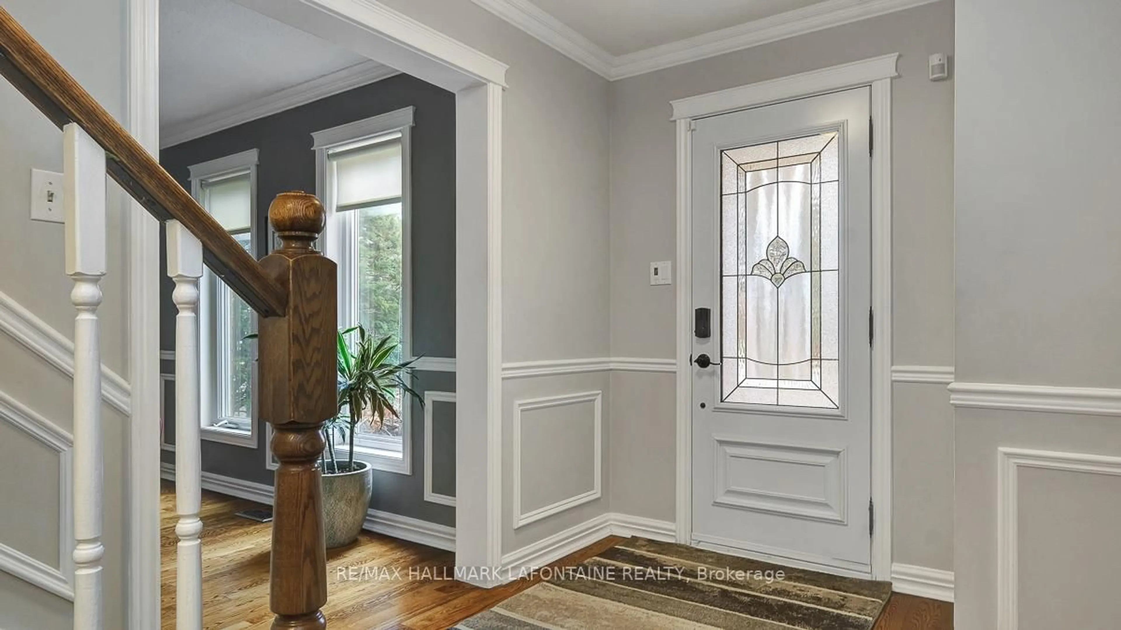 Indoor entryway for 1288 Turner Cres, Orleans Ontario K1E 2Y4
