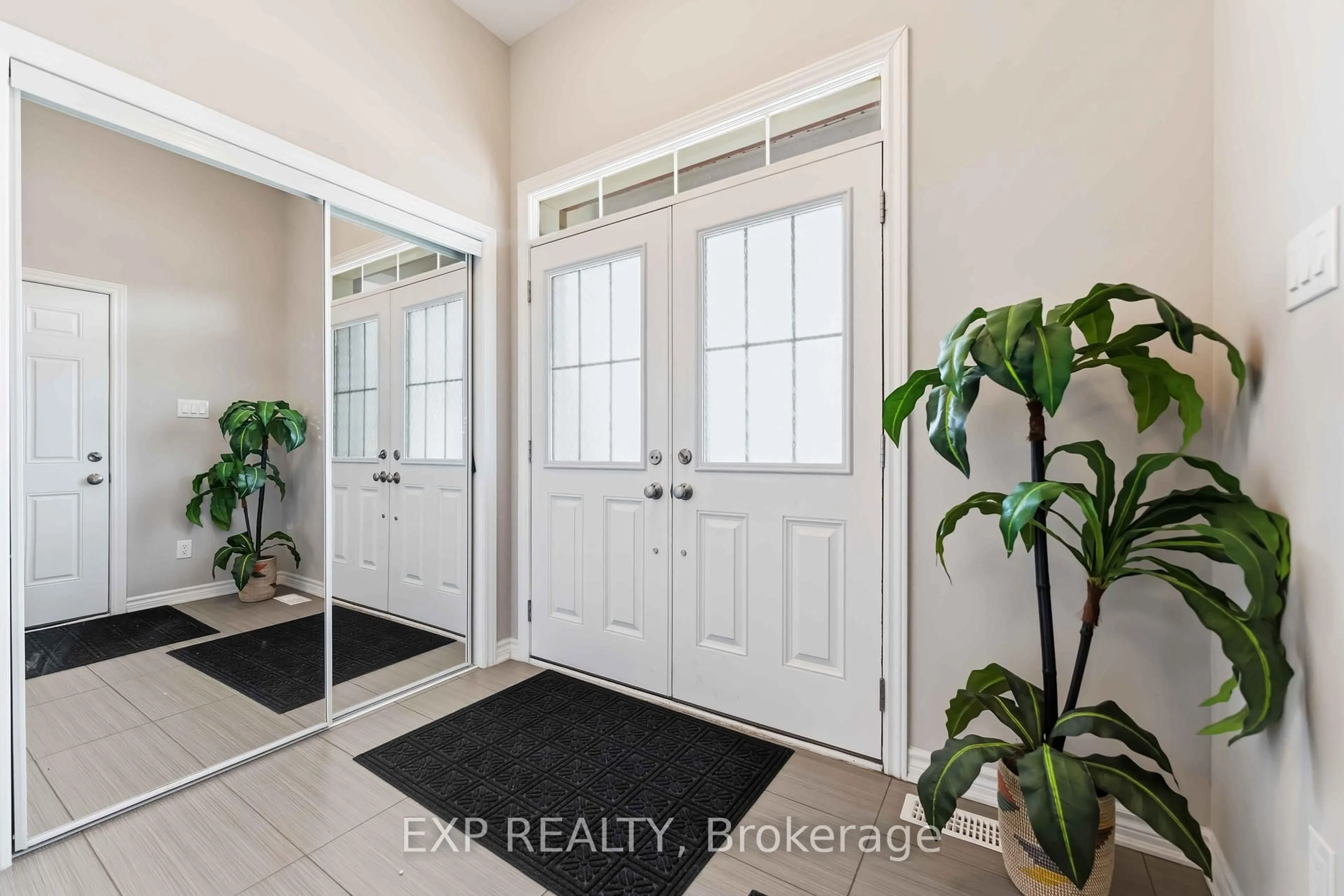 Indoor entryway for 220 Willowdusk St, Ottawa Ontario K2M 0L3