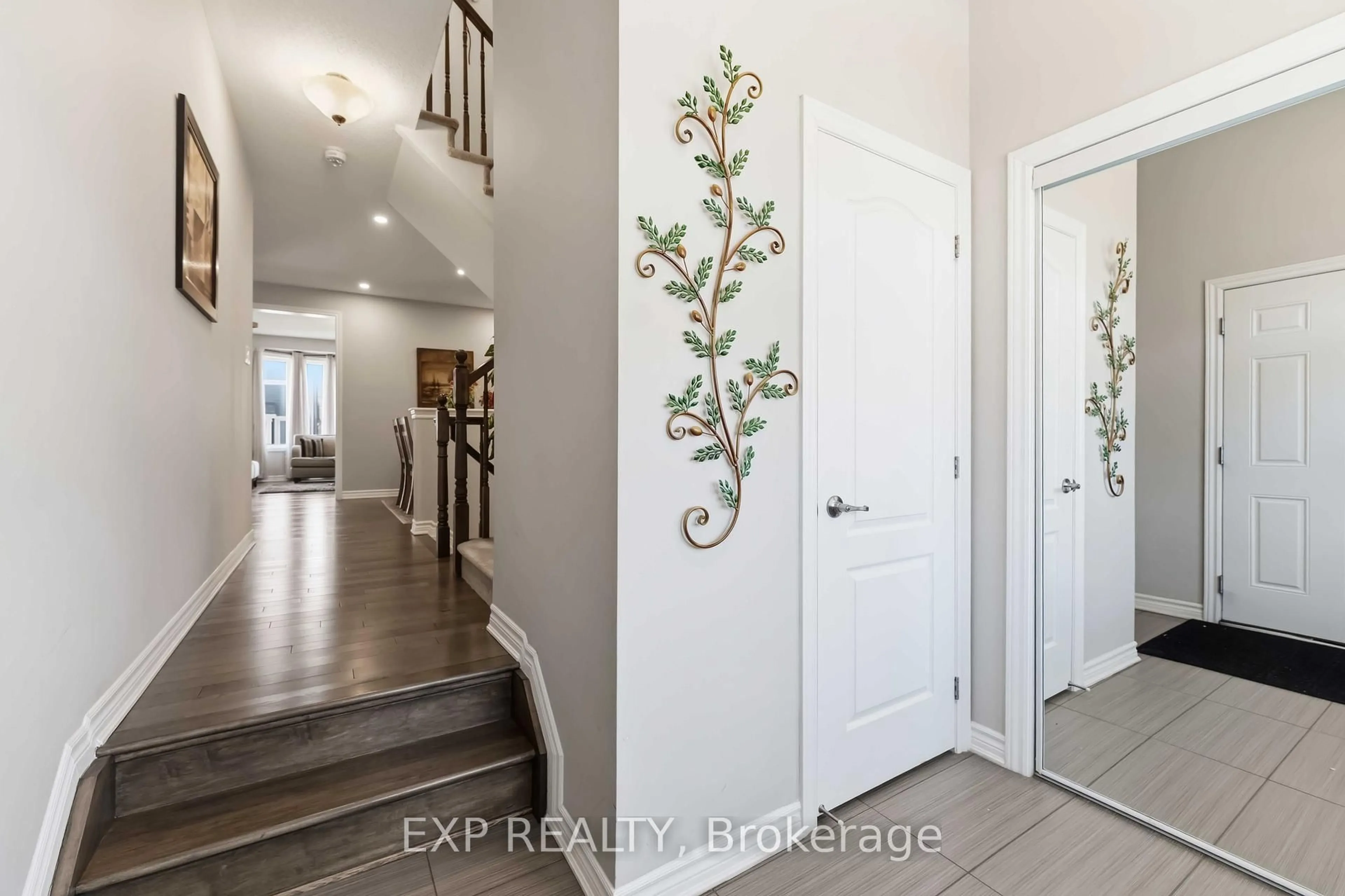 Indoor entryway for 220 Willowdusk St, Ottawa Ontario K2M 0L3