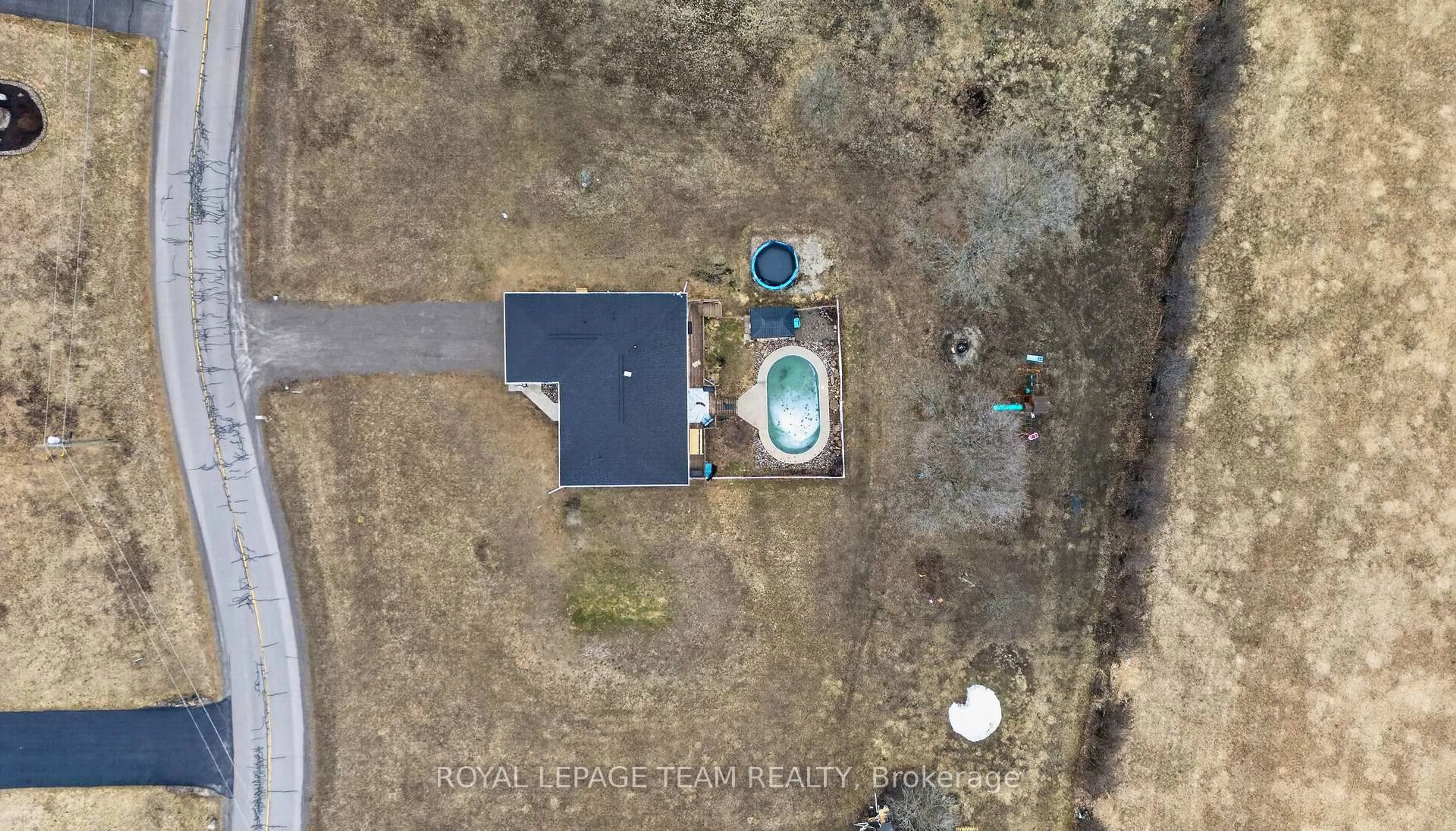 A pic from outside/outdoor area/front of a property/back of a property/a pic from drone, building for 281 Bristow Dr, Smiths Falls Ontario K7A 5B8