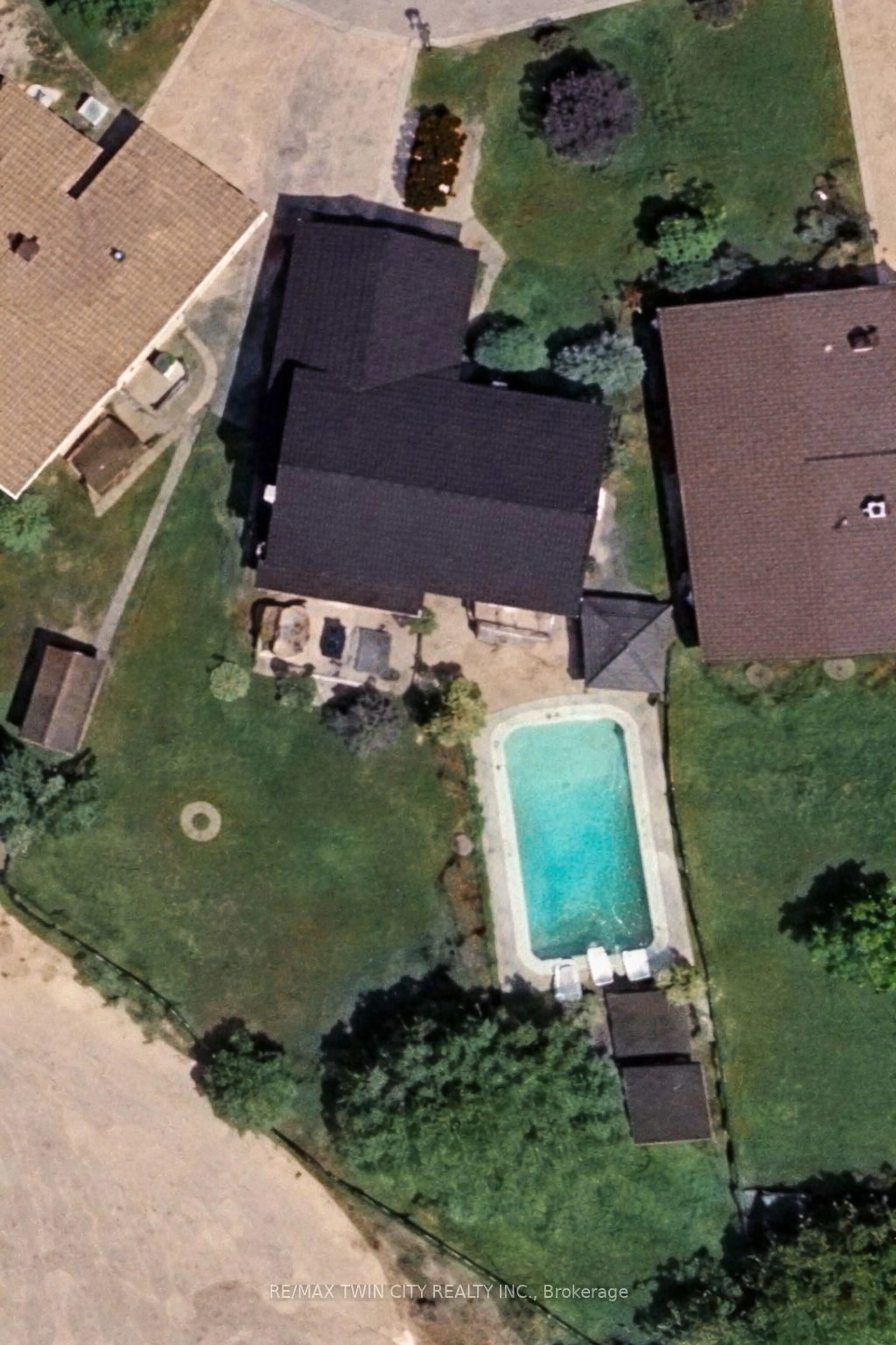 A pic from outside/outdoor area/front of a property/back of a property/a pic from drone, street for 38 Glen Abbey Crt, Woodstock Ontario N4S 8S9