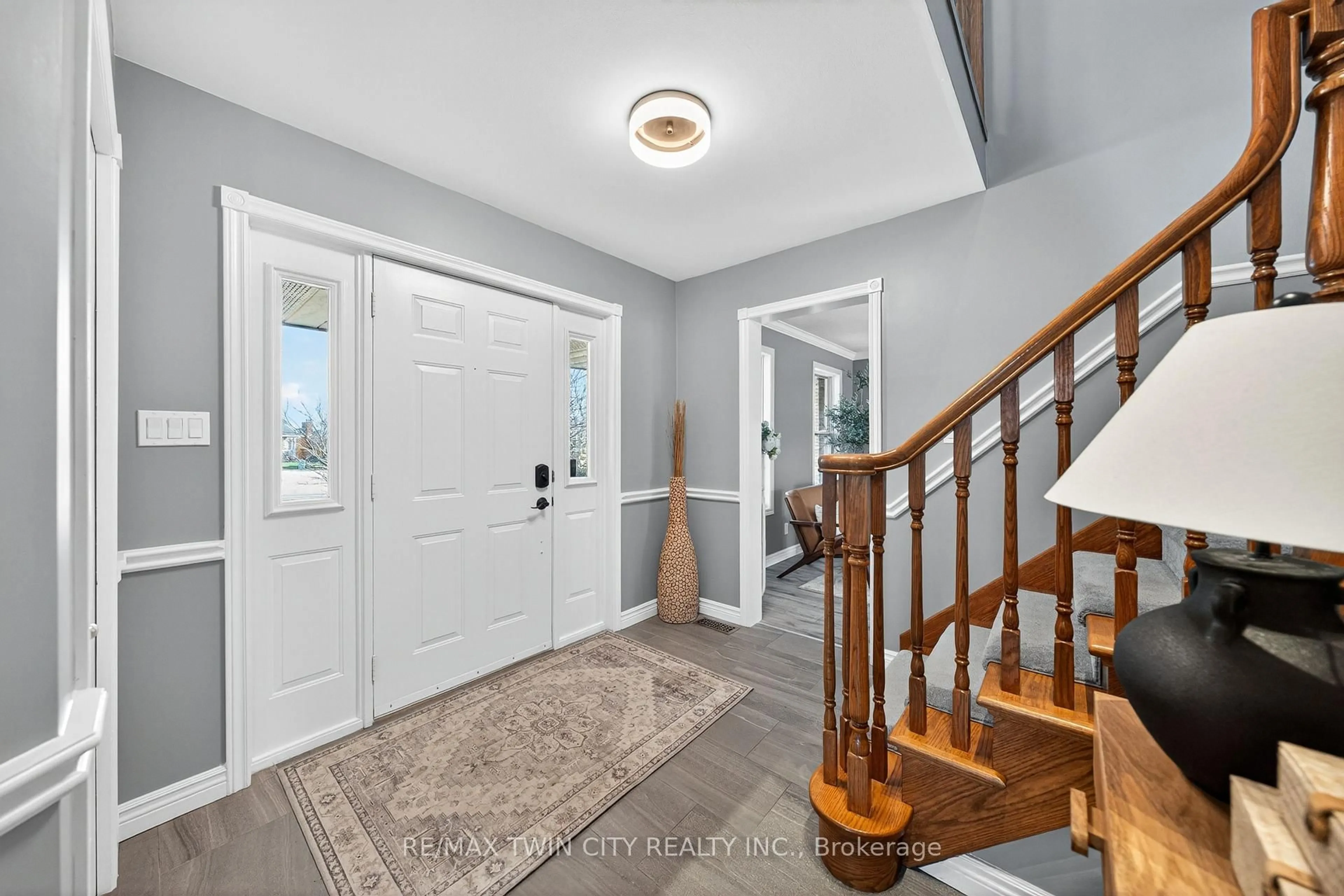 Indoor entryway for 38 Glen Abbey Crt, Woodstock Ontario N4S 8S9