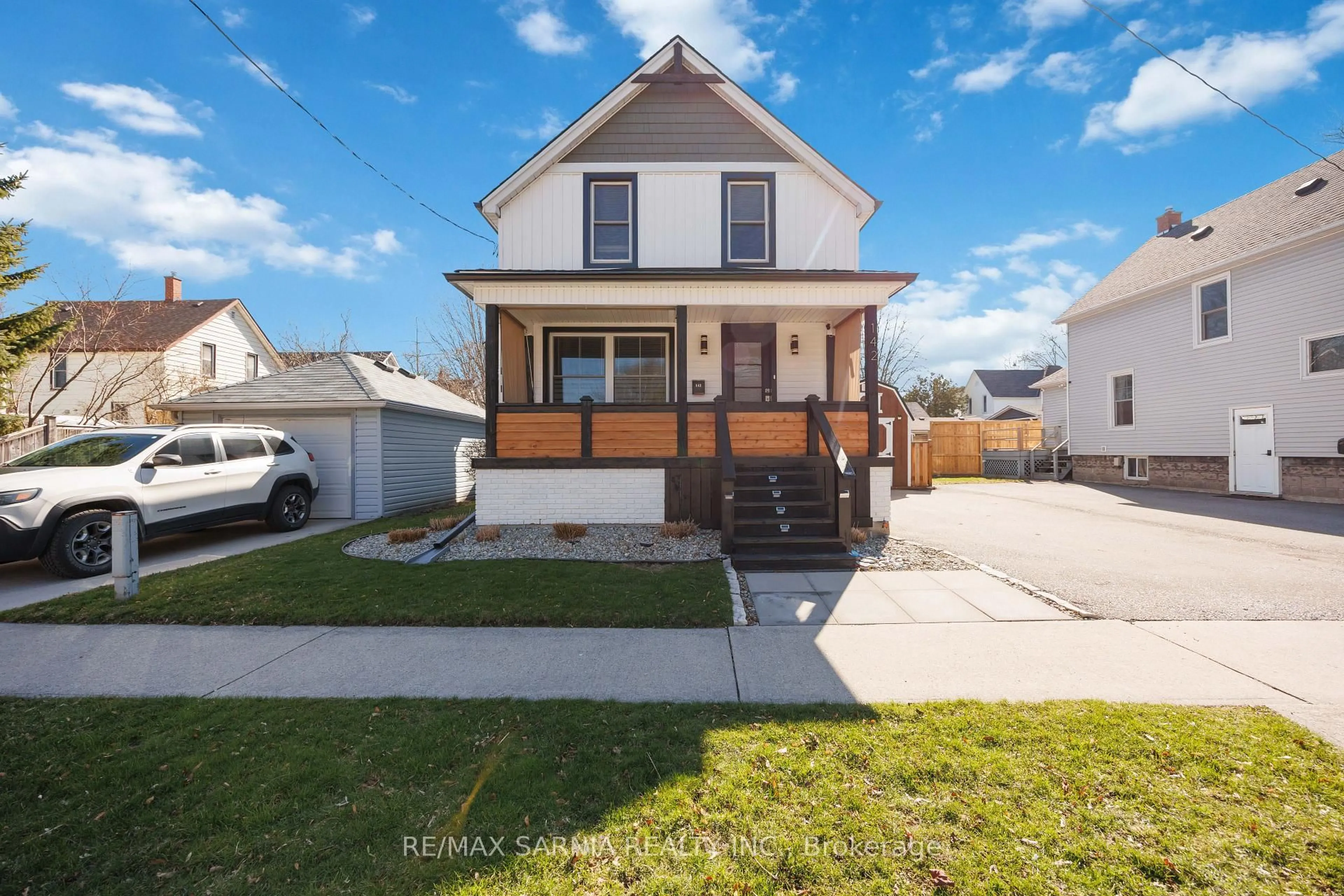 Home with vinyl exterior material, street for 142 Mackenzie St, Sarnia Ontario N7T 3J3