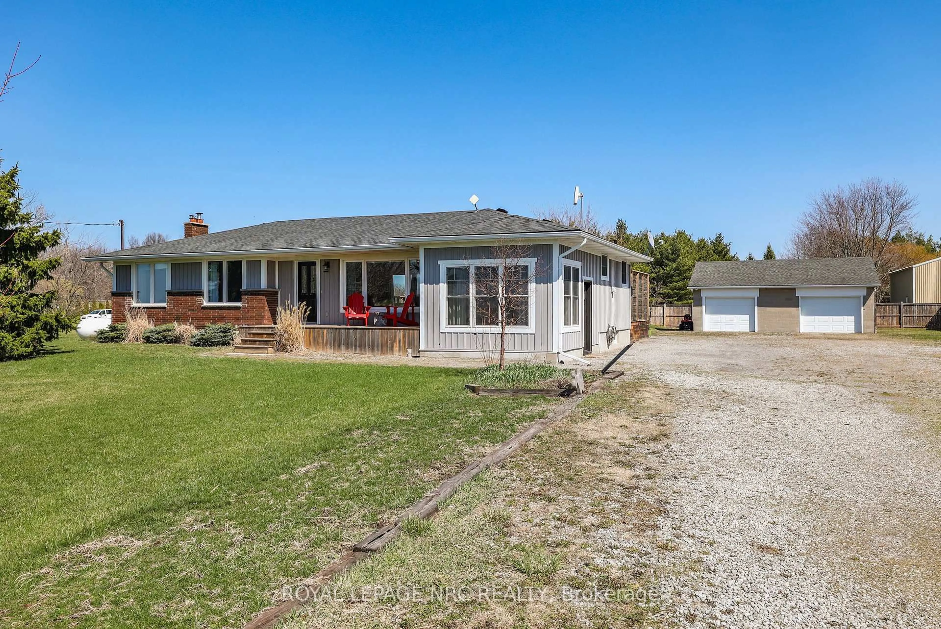 A pic from outside/outdoor area/front of a property/back of a property/a pic from drone, street for 917 Concession 5 Rd, Niagara-on-the-Lake Ontario L0S 1J0