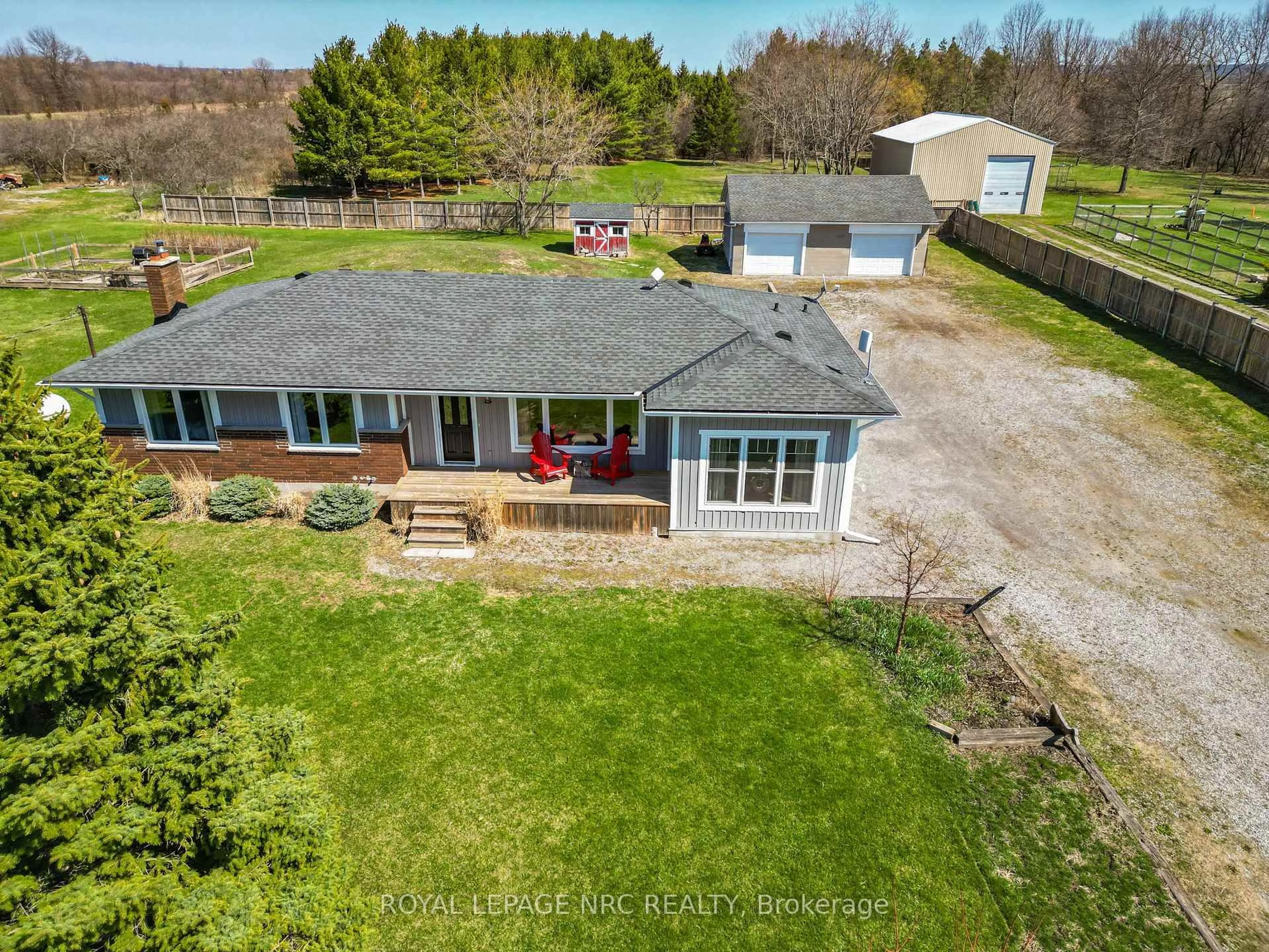 A pic from outside/outdoor area/front of a property/back of a property/a pic from drone, unknown for 917 Concession 5 Rd, Niagara-on-the-Lake Ontario L0S 1J0