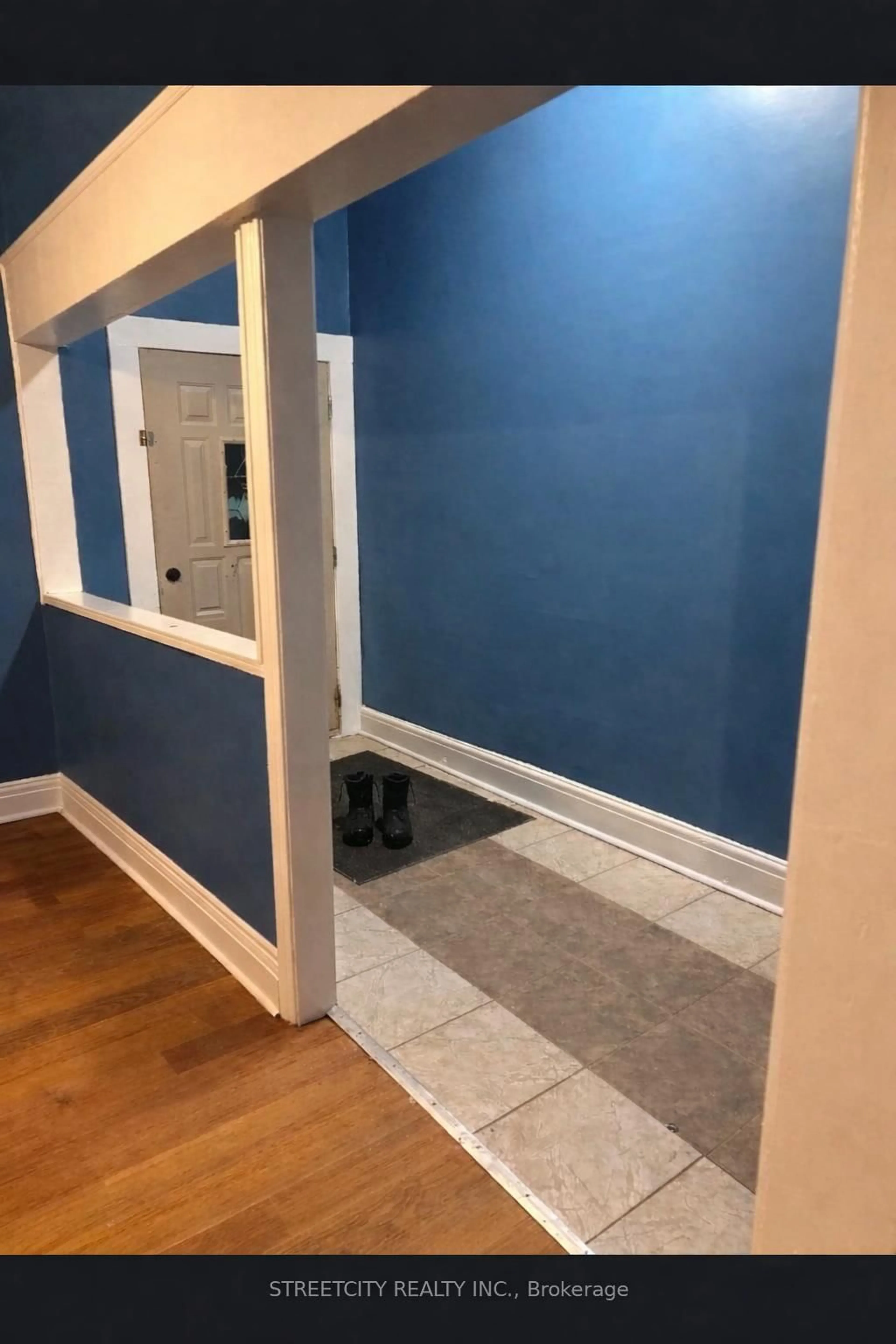 Indoor entryway for 513 Hill St, London East Ontario N6B 1E8