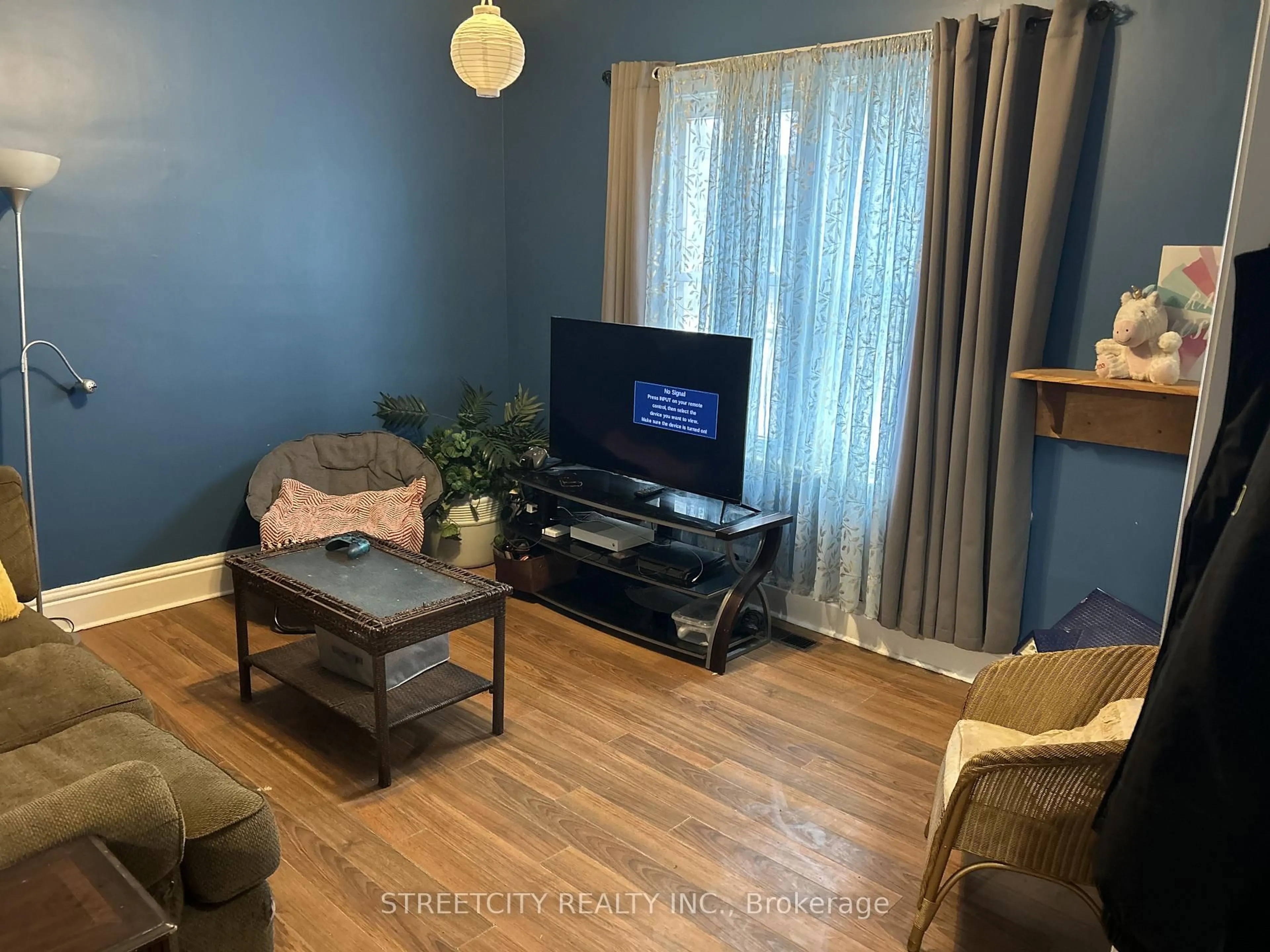 Living room with furniture, wood/laminate floor for 513 Hill St, London East Ontario N6B 1E8