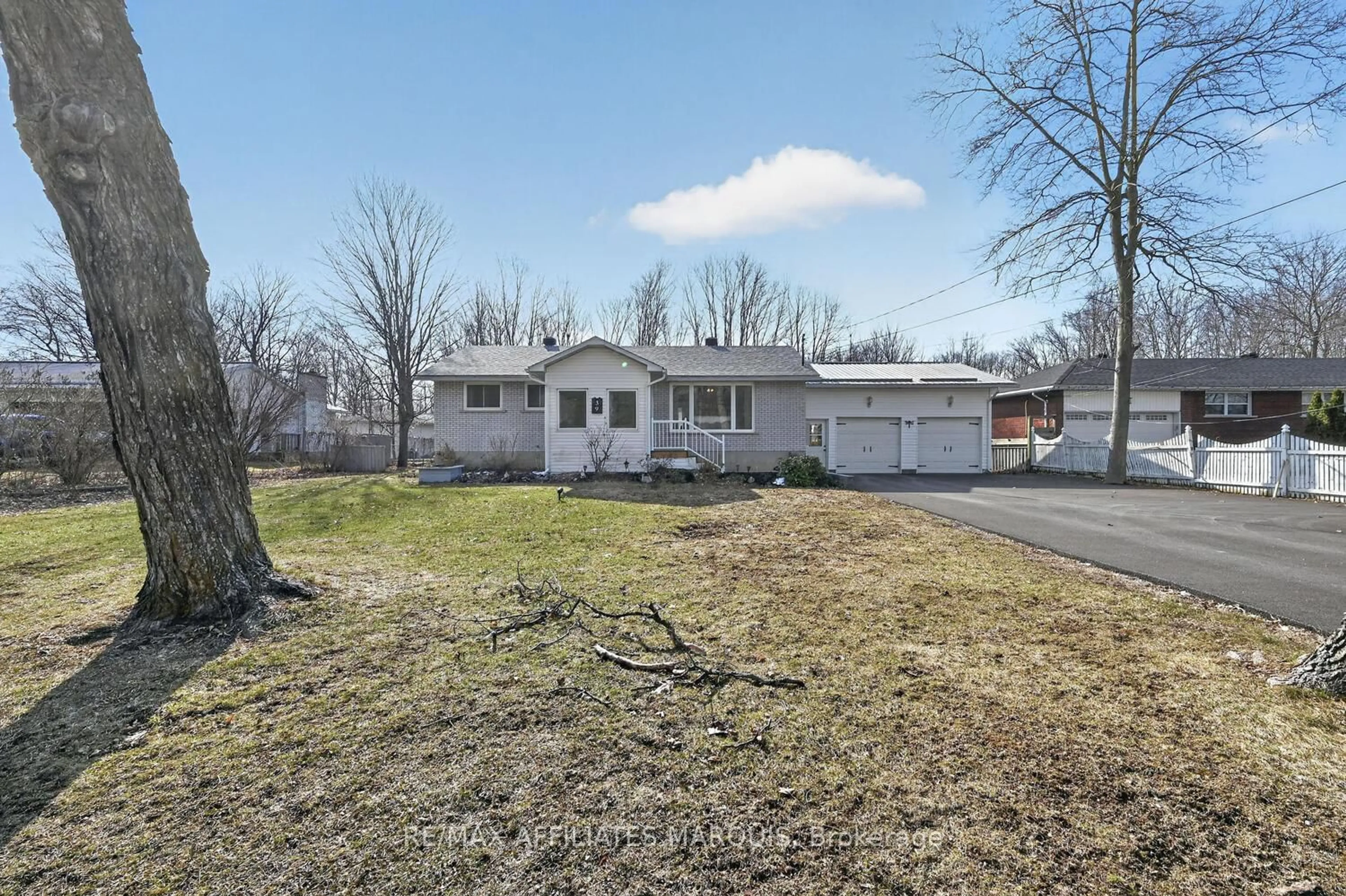 A pic from outside/outdoor area/front of a property/back of a property/a pic from drone, street for 39 Golf Club Rd, Rideau Lakes Ontario K7A 4S5