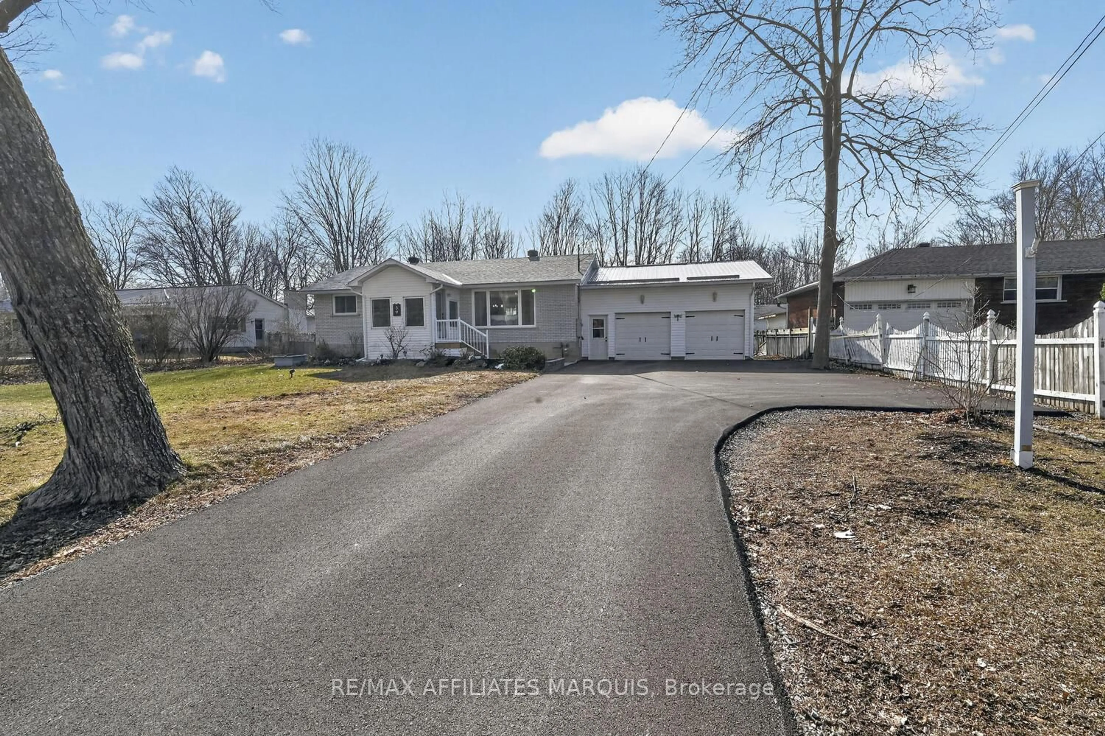 A pic from outside/outdoor area/front of a property/back of a property/a pic from drone, street for 39 Golf Club Rd, Rideau Lakes Ontario K7A 4S5