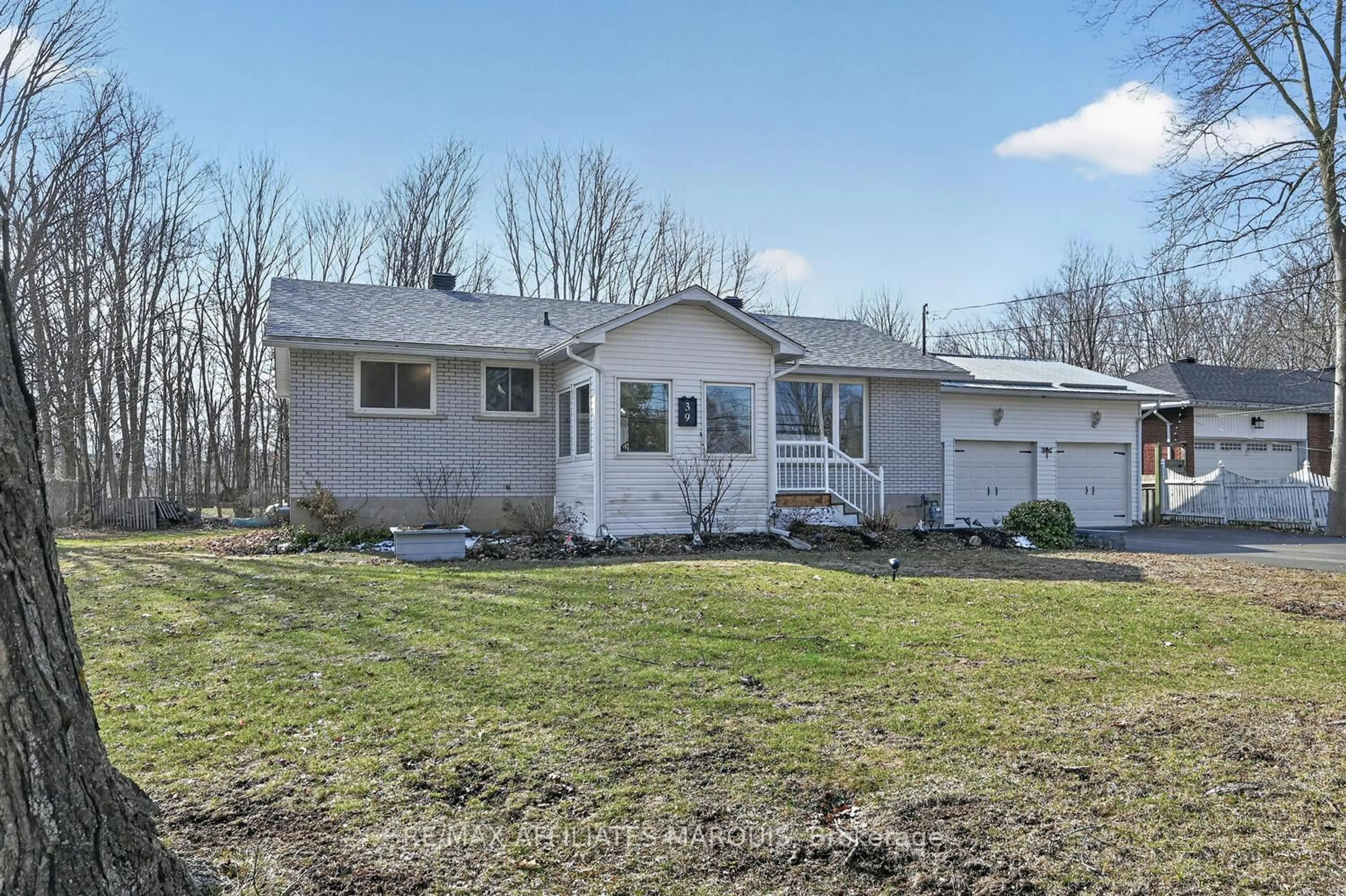 Home with vinyl exterior material, street for 39 Golf Club Rd, Rideau Lakes Ontario K7A 4S5