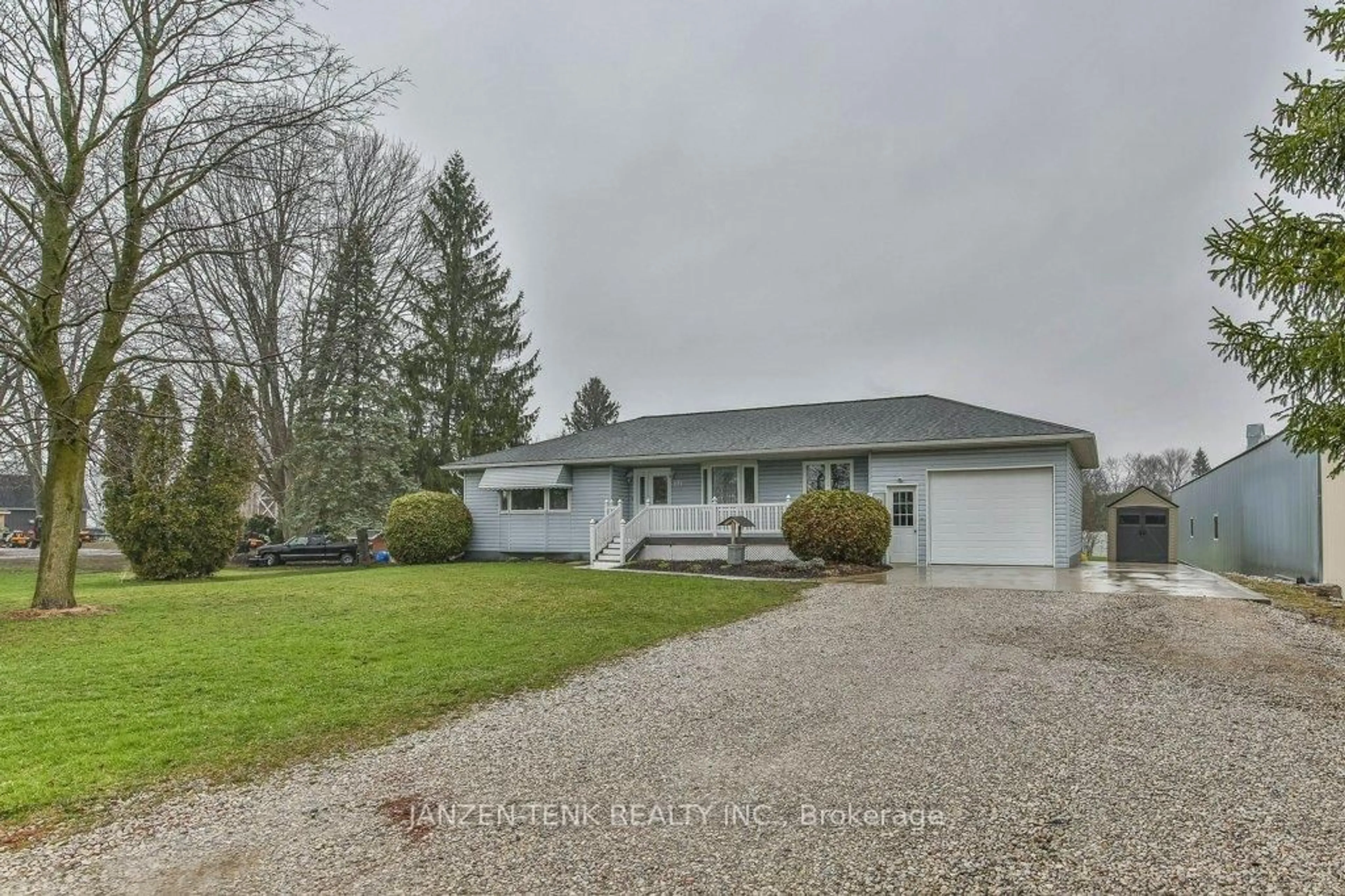 A pic from outside/outdoor area/front of a property/back of a property/a pic from drone, street for 273 Main St, Norfolk Ontario N0J 1E0