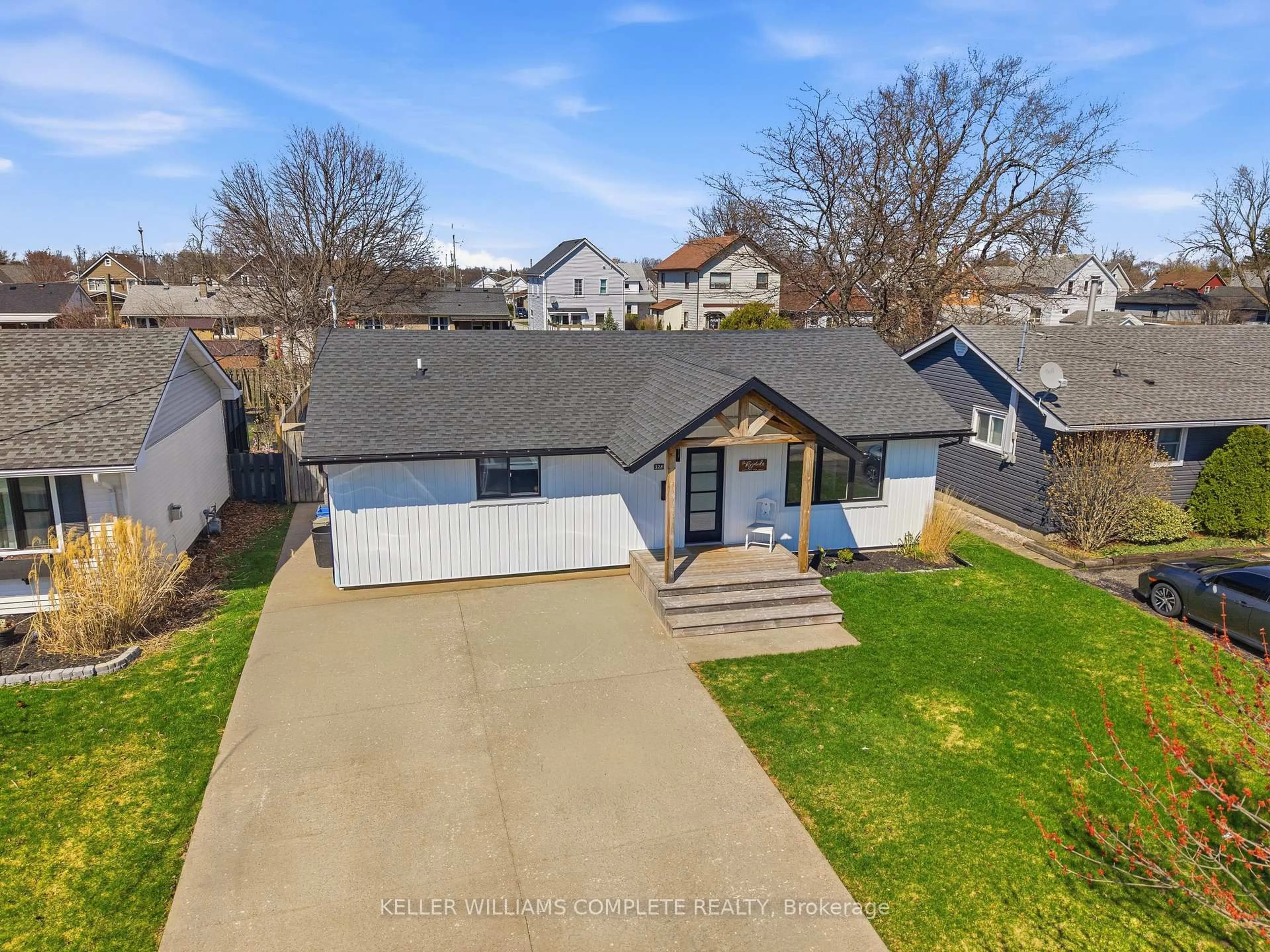 A pic from outside/outdoor area/front of a property/back of a property/a pic from drone, street for 328 Dufferin St, Fort Erie Ontario L2A 2T9