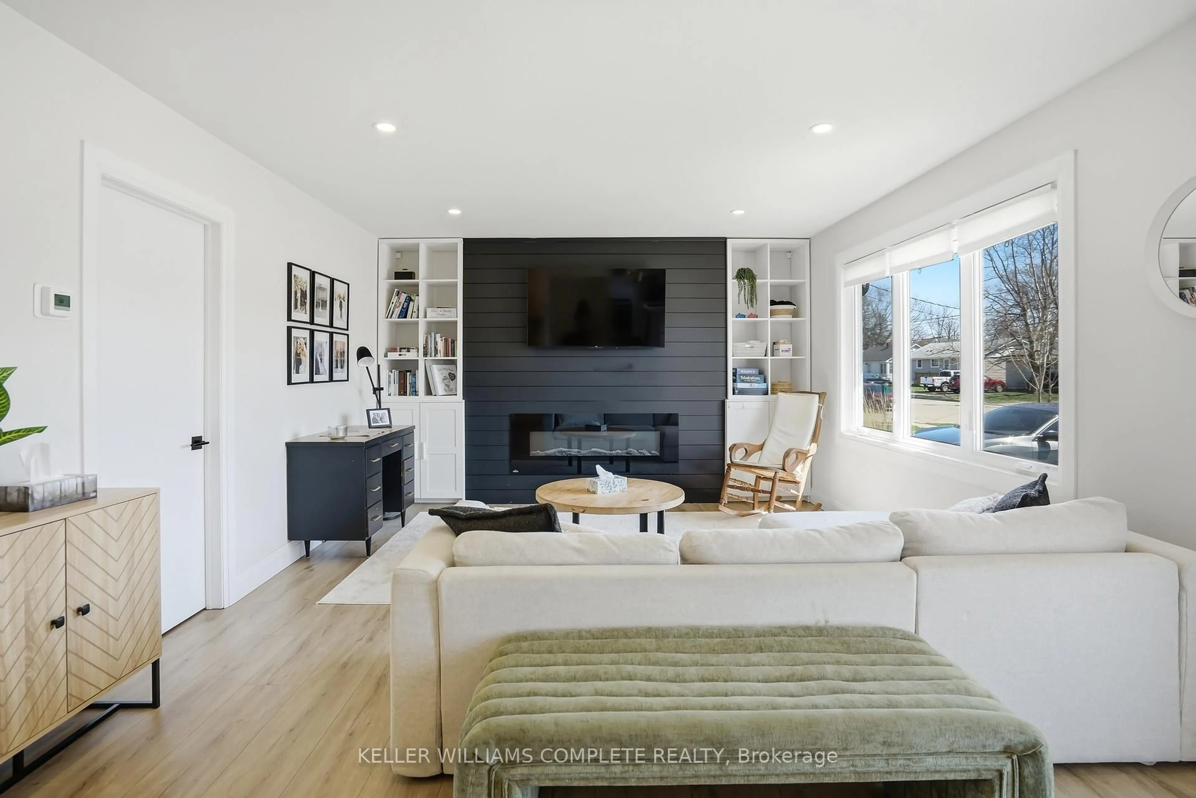 Living room with furniture, unknown for 328 Dufferin St, Fort Erie Ontario L2A 2T9