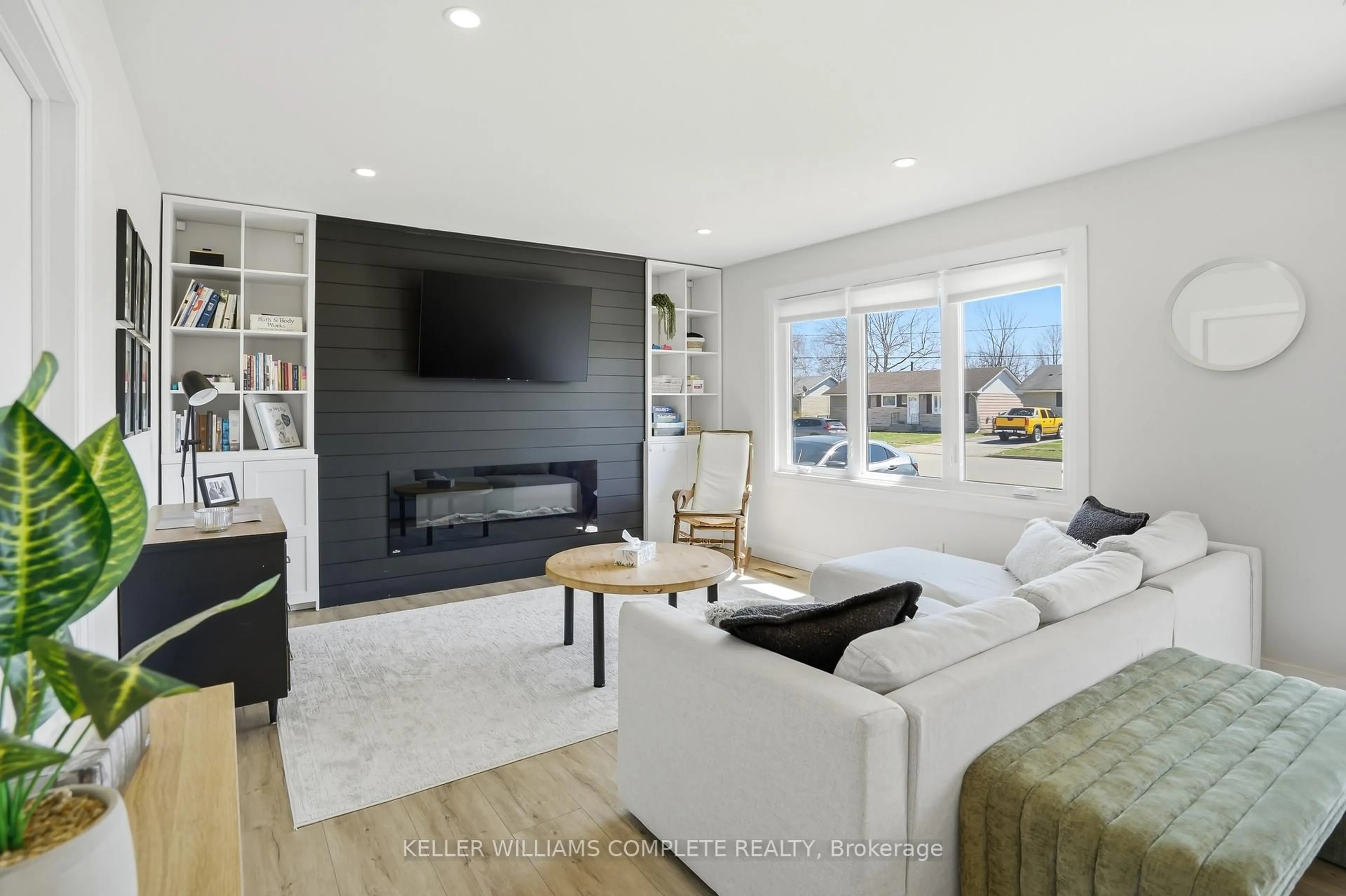 Living room with furniture, unknown for 328 Dufferin St, Fort Erie Ontario L2A 2T9