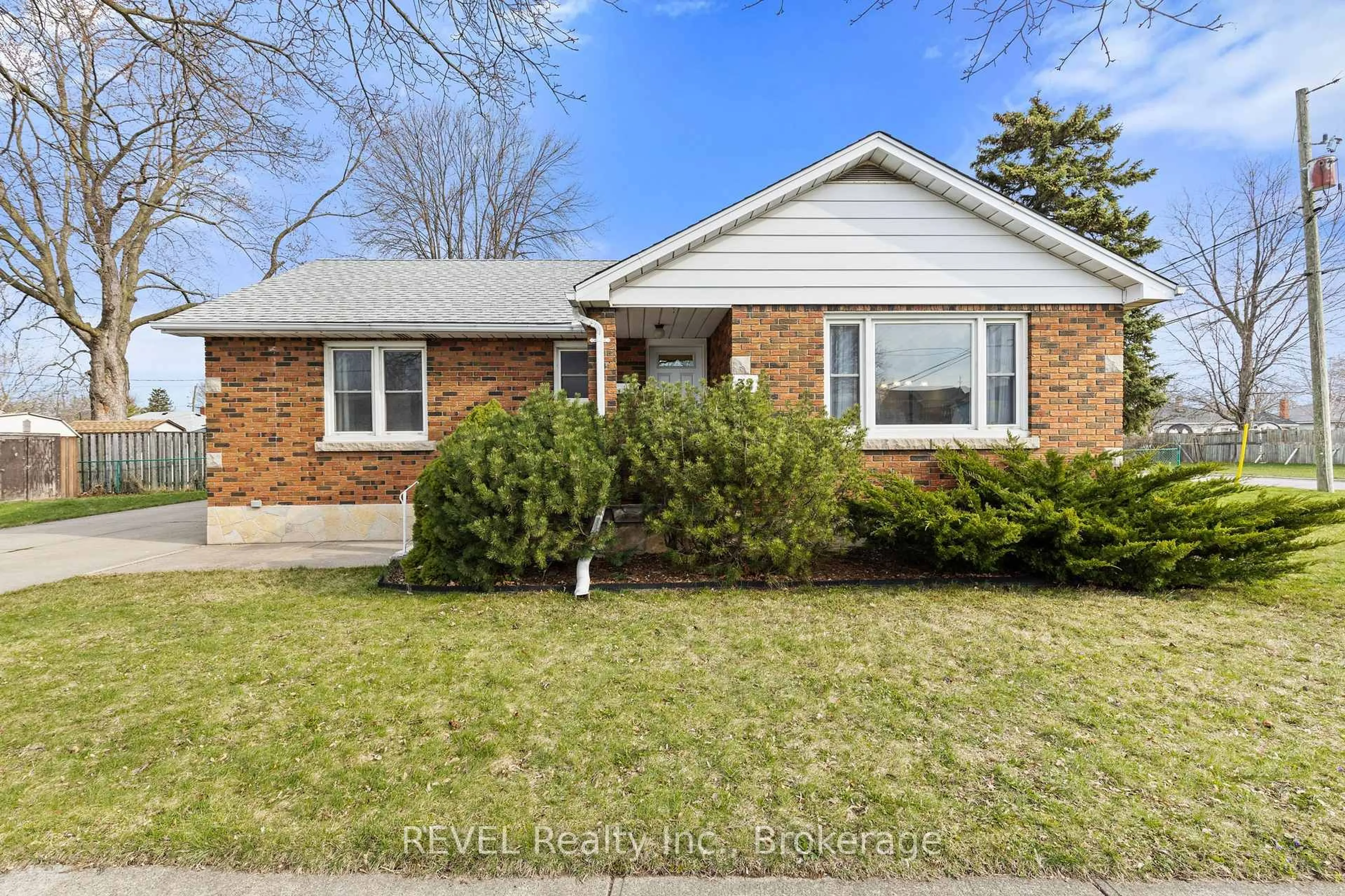 Home with brick exterior material, street for 32 THOMPSON Ave, Thorold Ontario L2V 2N1