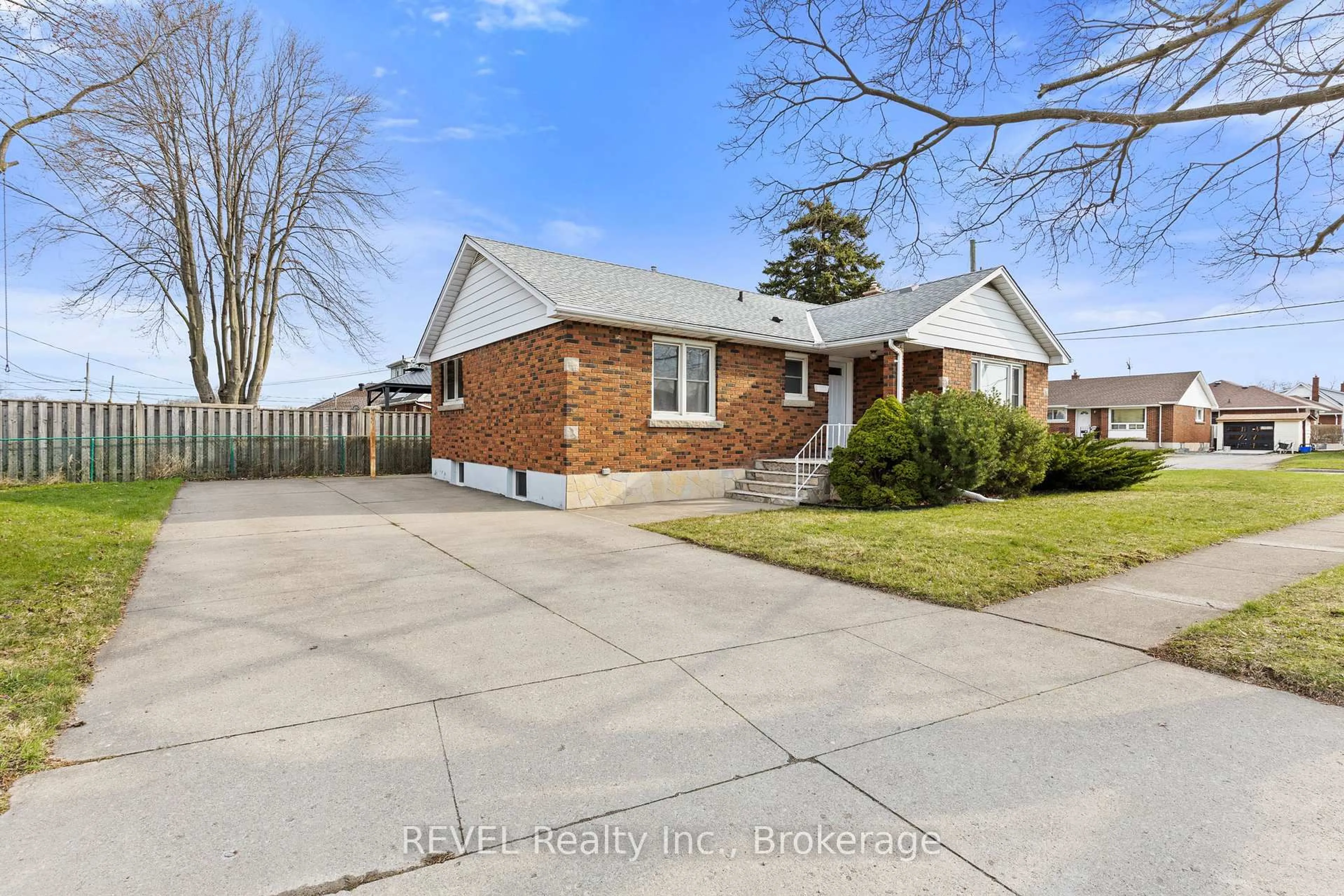 Home with brick exterior material, street for 32 THOMPSON Ave, Thorold Ontario L2V 2N1