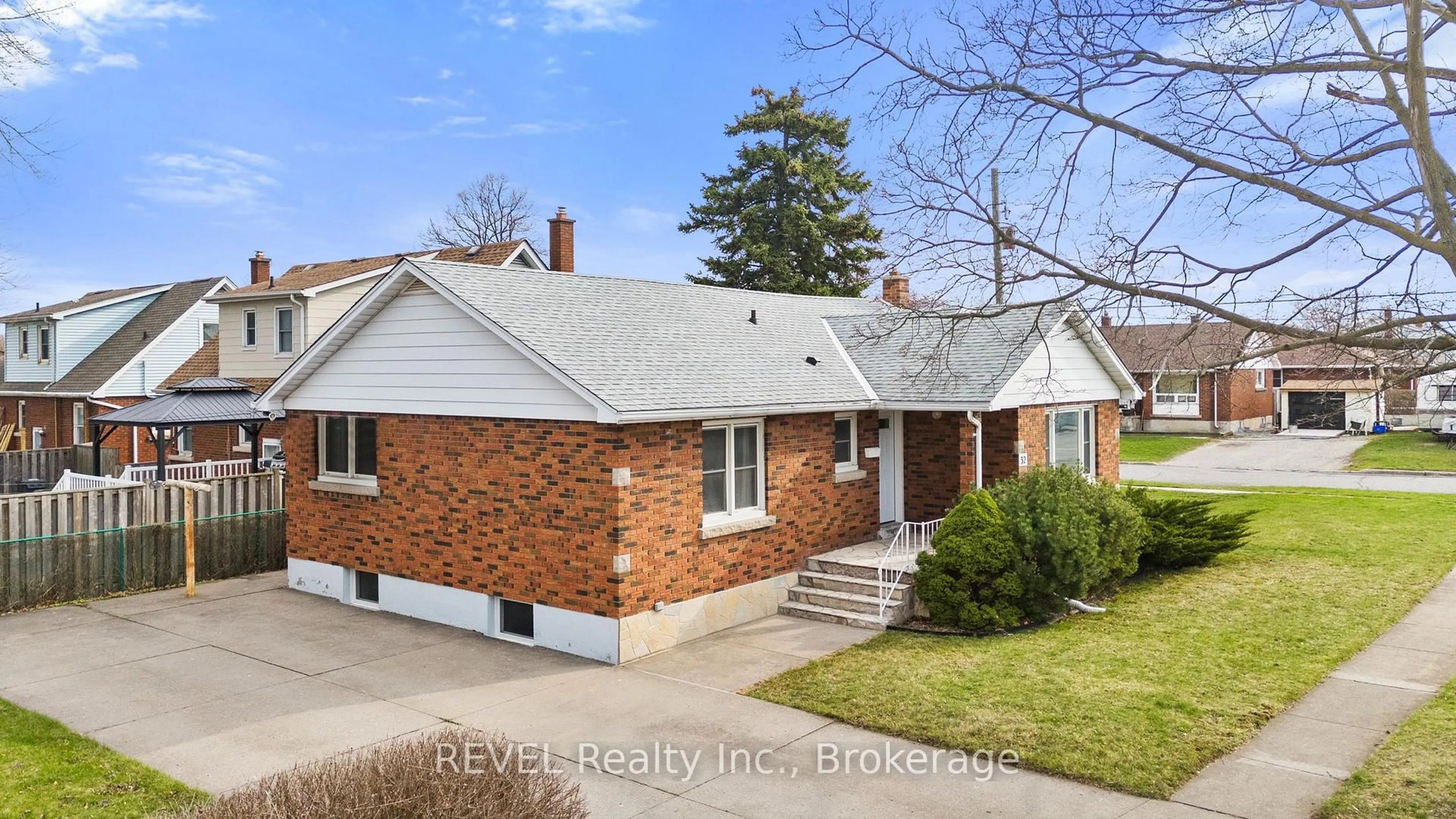 Home with brick exterior material, street for 32 THOMPSON Ave, Thorold Ontario L2V 2N1