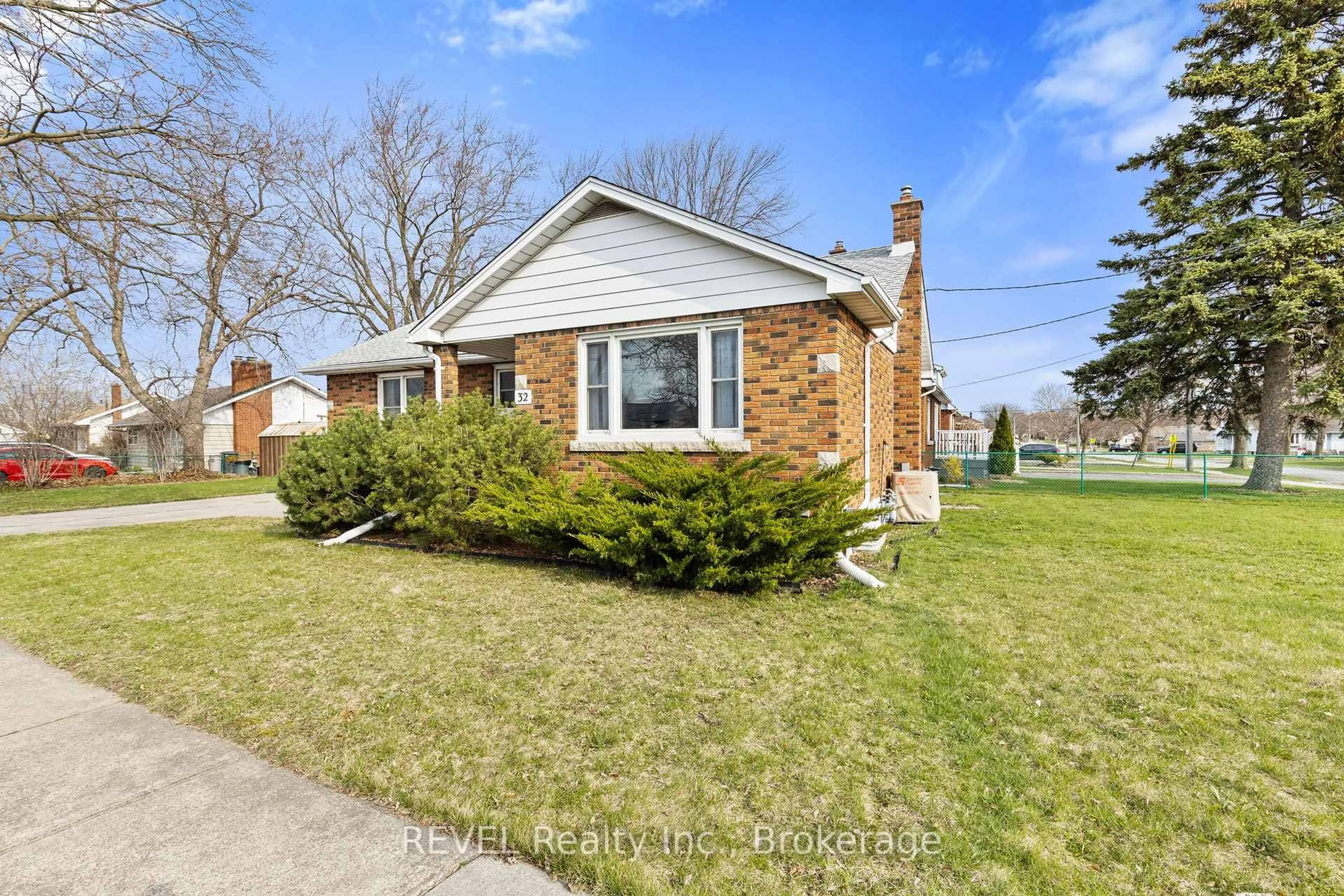 Home with brick exterior material, street for 32 THOMPSON Ave, Thorold Ontario L2V 2N1