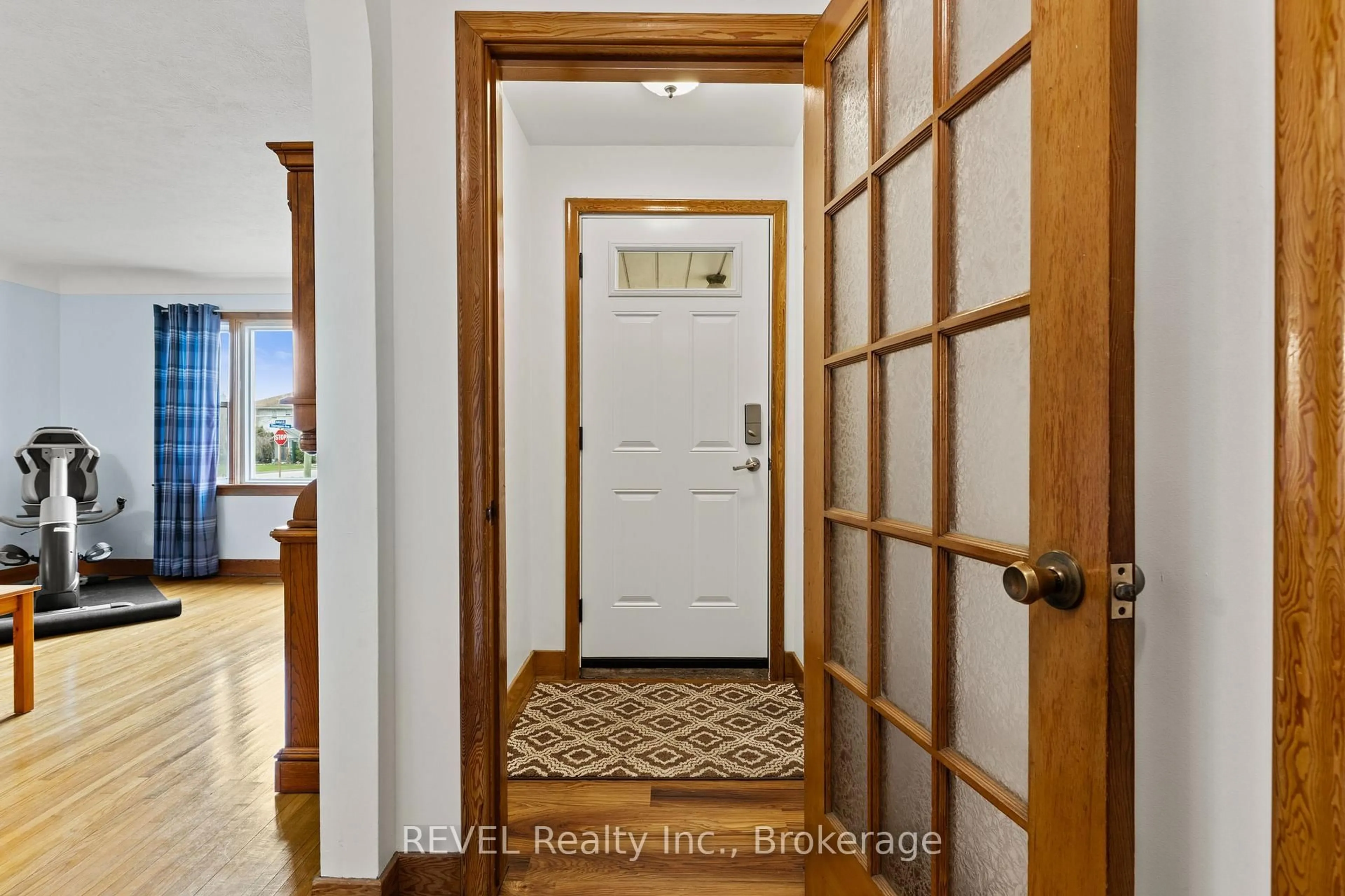 Indoor entryway for 32 THOMPSON Ave, Thorold Ontario L2V 2N1