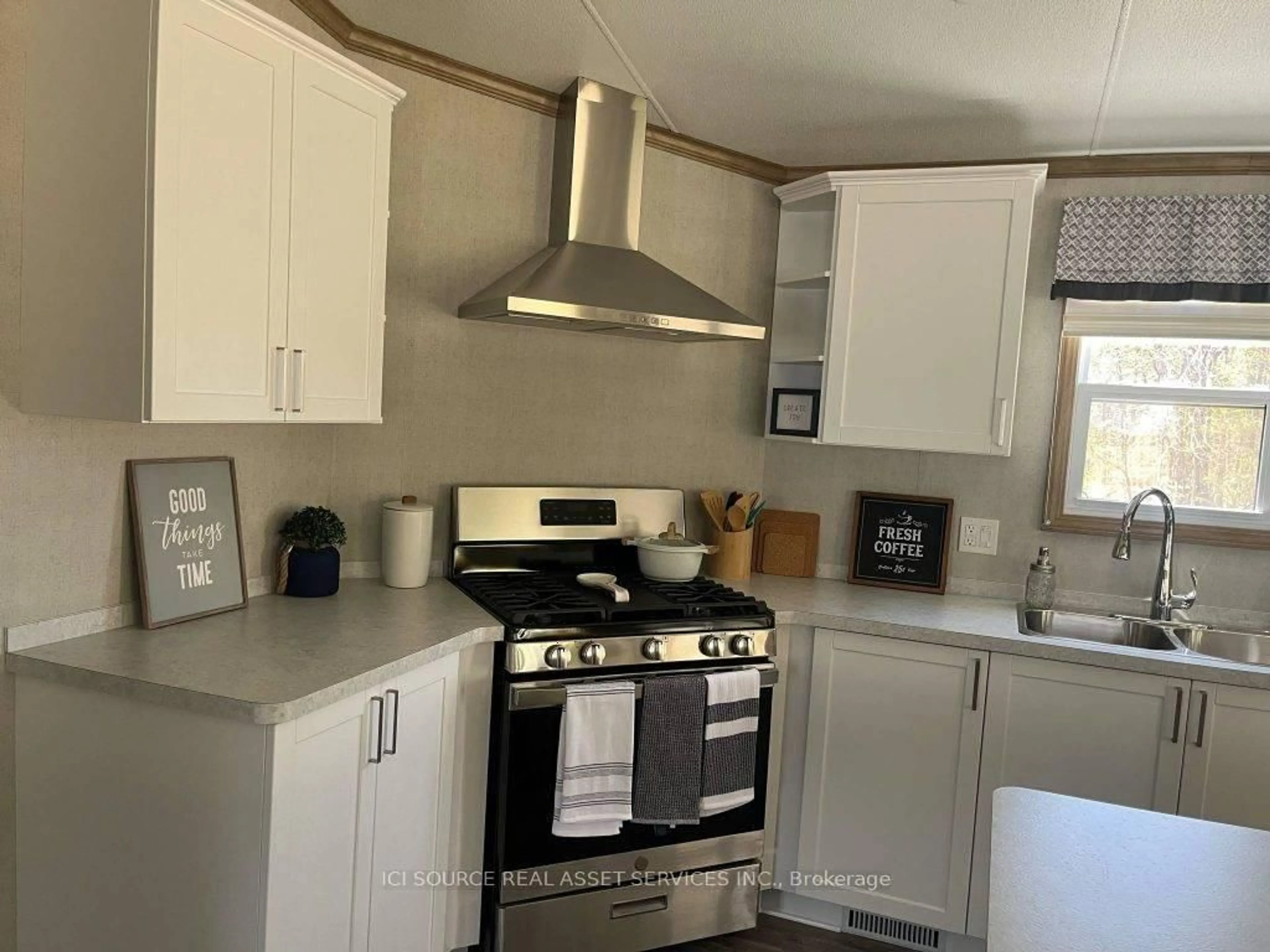 Standard kitchen, unknown for 1047 Bonnie Lake Camp Rd #LKR023, Bracebridge Ontario P1L 1W9