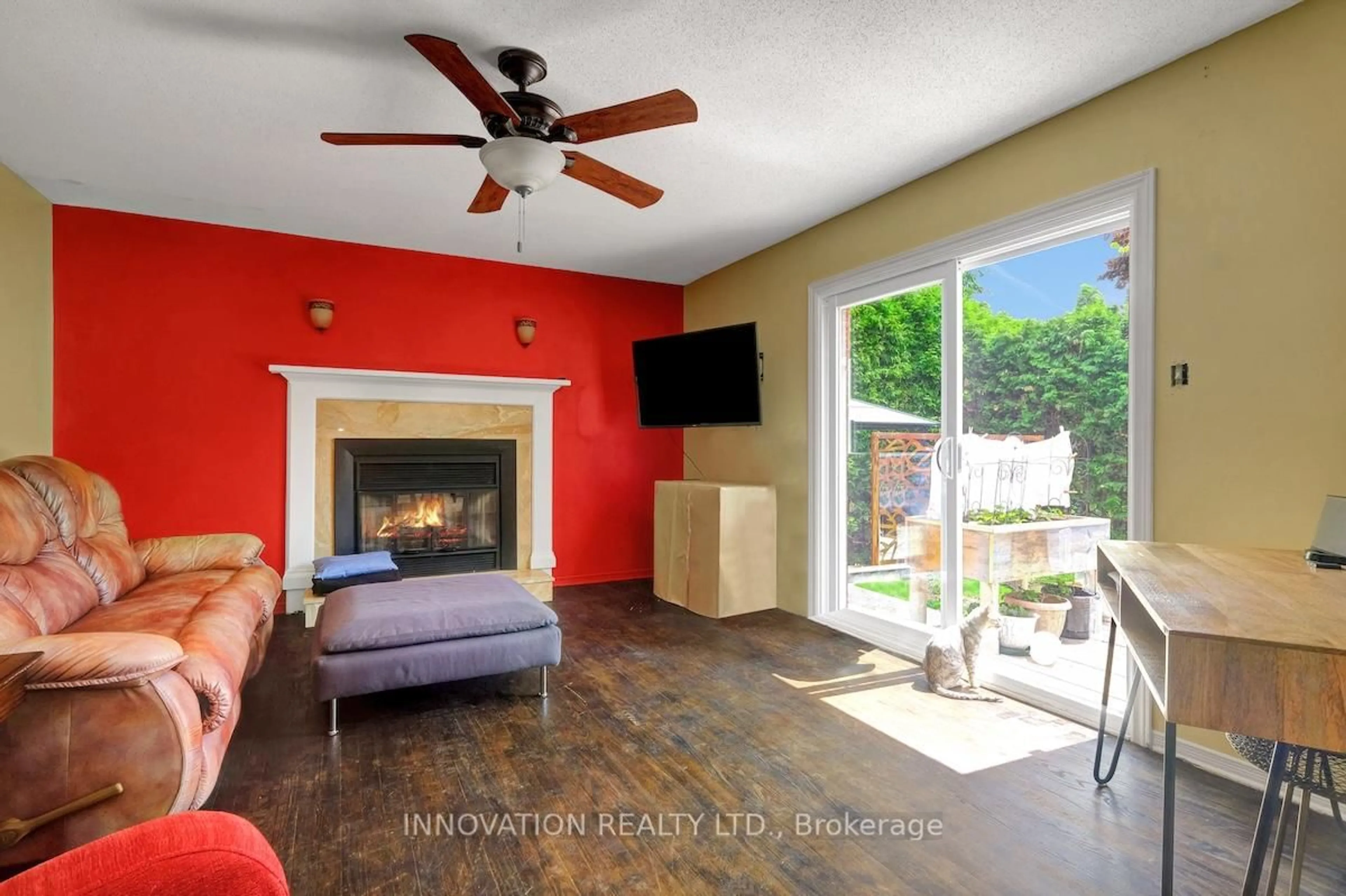 Living room with furniture, unknown for 25 SPINDLE Way, Ottawa Ontario K2S 1J3