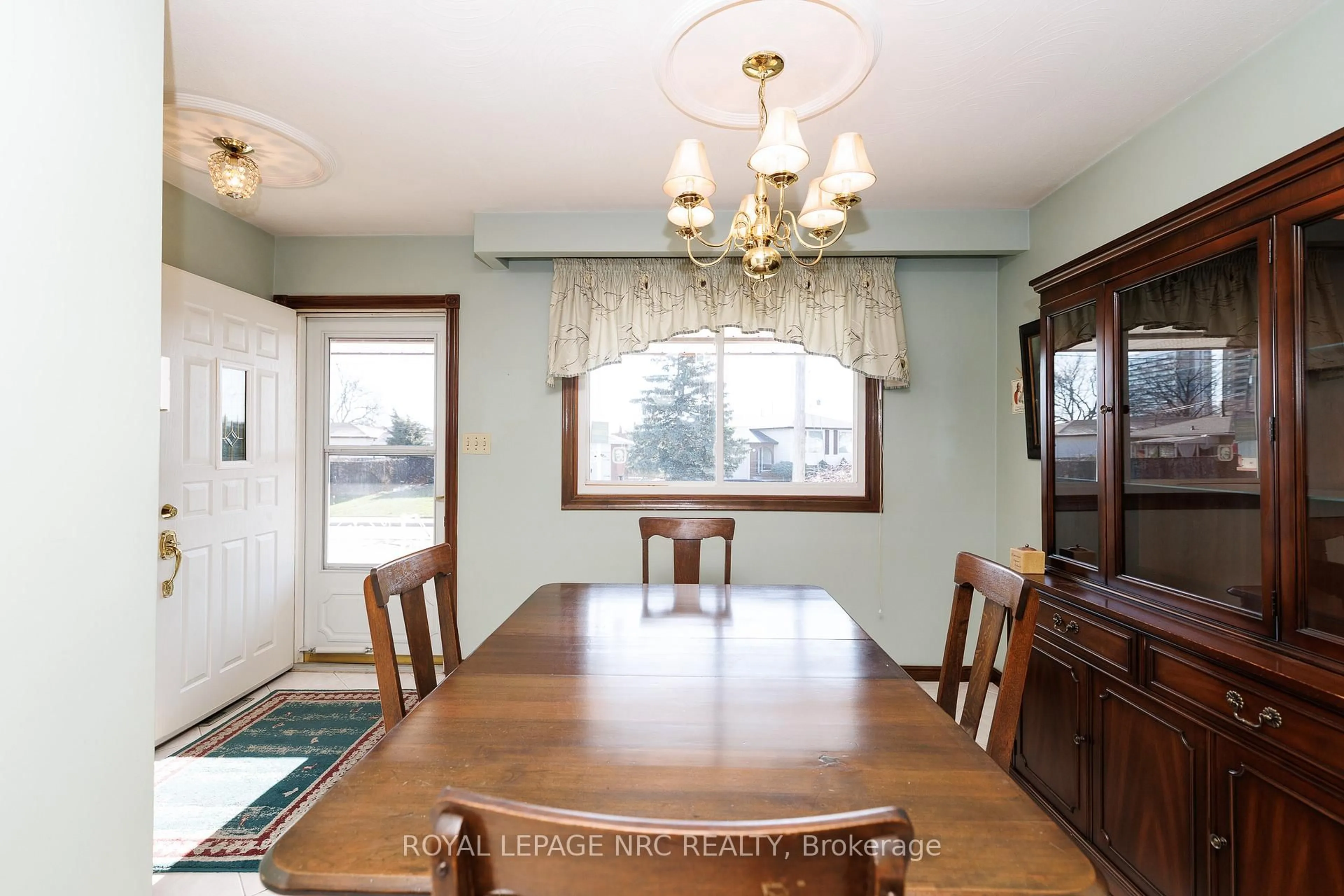Dining room, wood/laminate floor for 38 Rivercrest Rd, Hamilton Ontario L8E 1M9